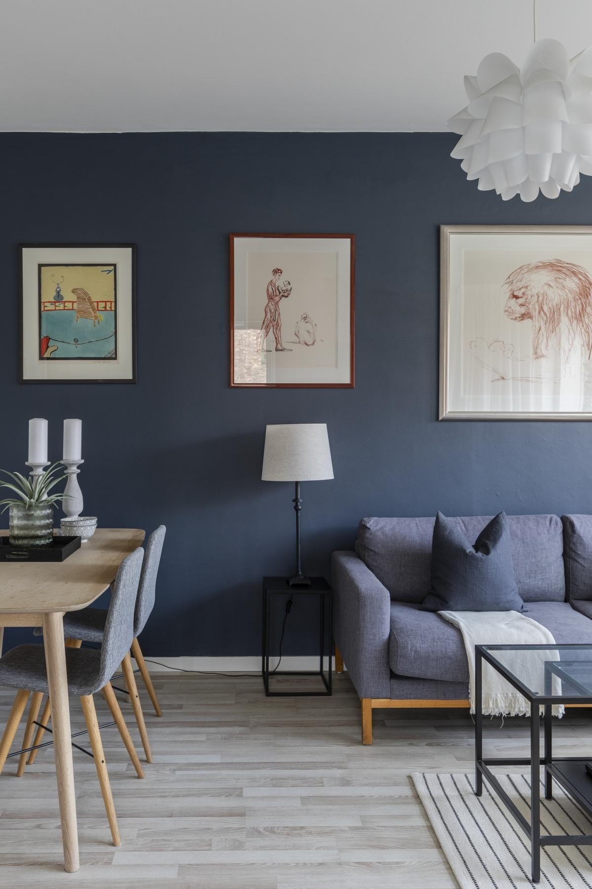 I stuen er hvitmalte veggflater smakfullt oppbrutt av en mørkeblå fondvegg. Galleribilde