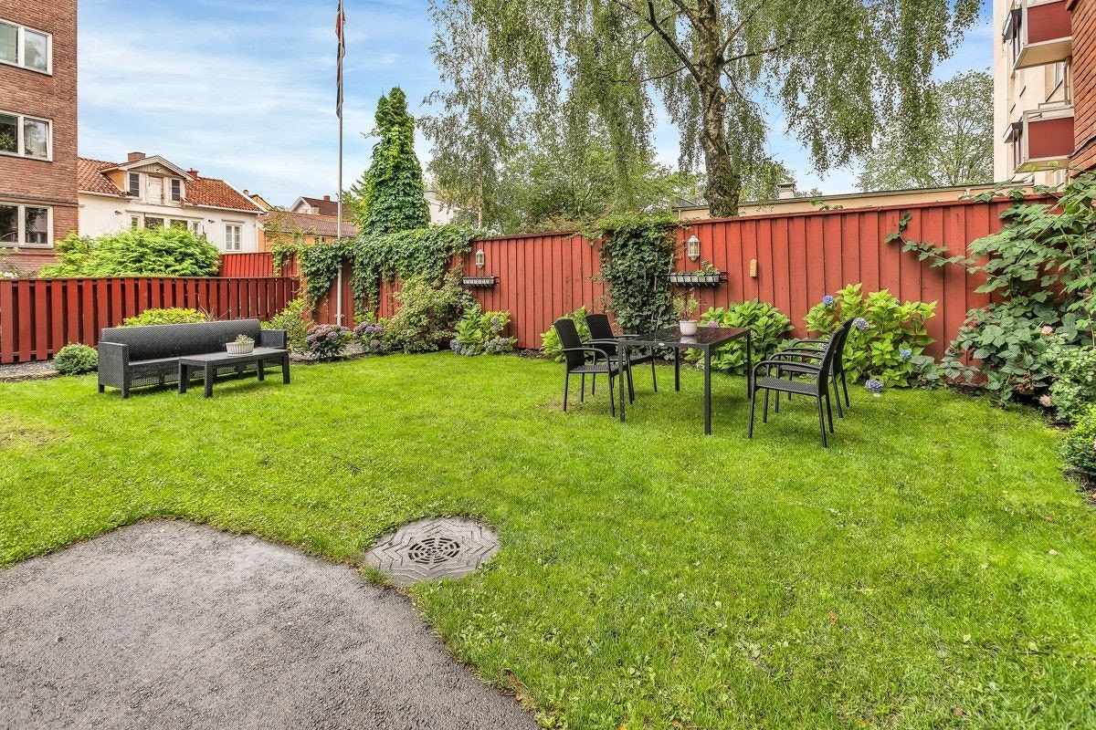 Borettslaget har en pen og velholdt bakgård til glede for beboerne. Galleribilde