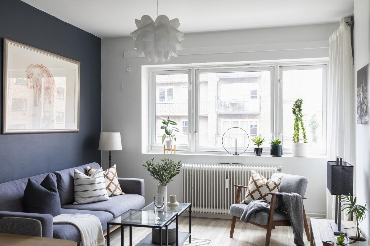 Stuen har god plass til å innrede etter ønske, og pga.de store vindusflatene sørger for at det kommer rikelig med natur lys. Galleribilde