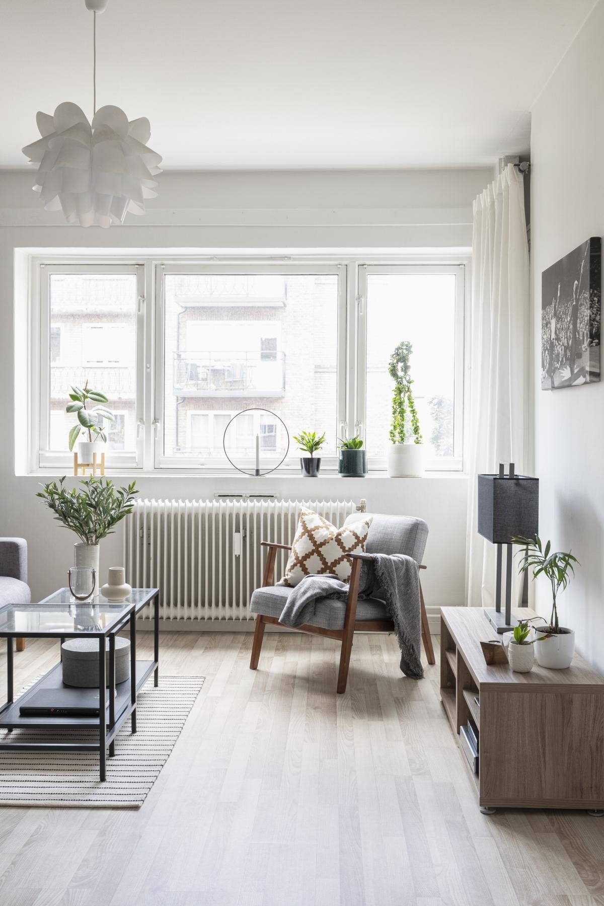 Fra stuen er det fint utsyn til det urbane nærmiljøet. Galleribilde