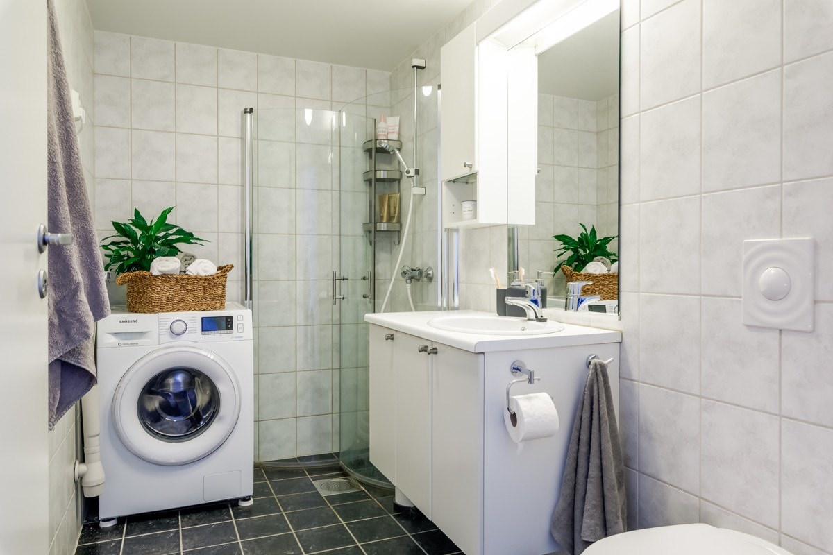 Det flislagte badet er på 4,5 kvm med gulvvarme, mekanisk avtrekk og dusjhjørne. Galleribilde