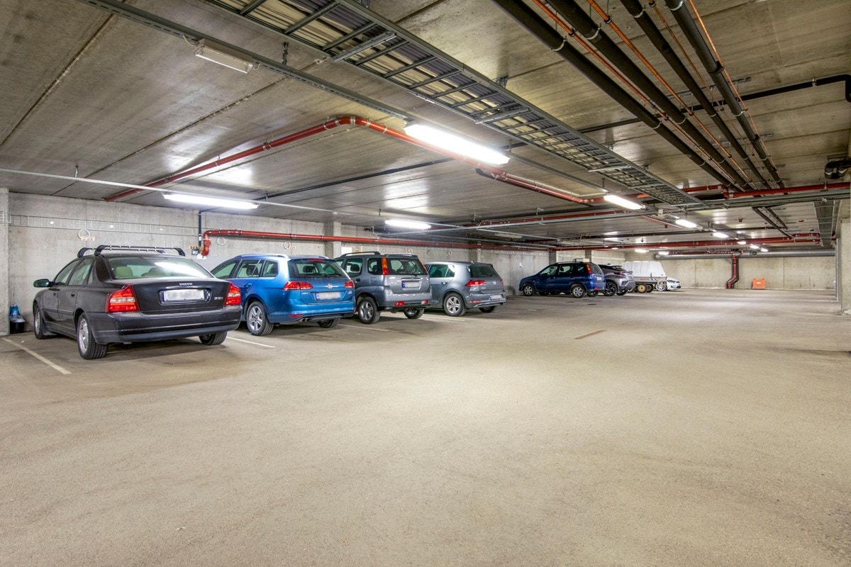 Med leiligheten følger egen parkeringsplass i garasjeanlegg. Galleribilde