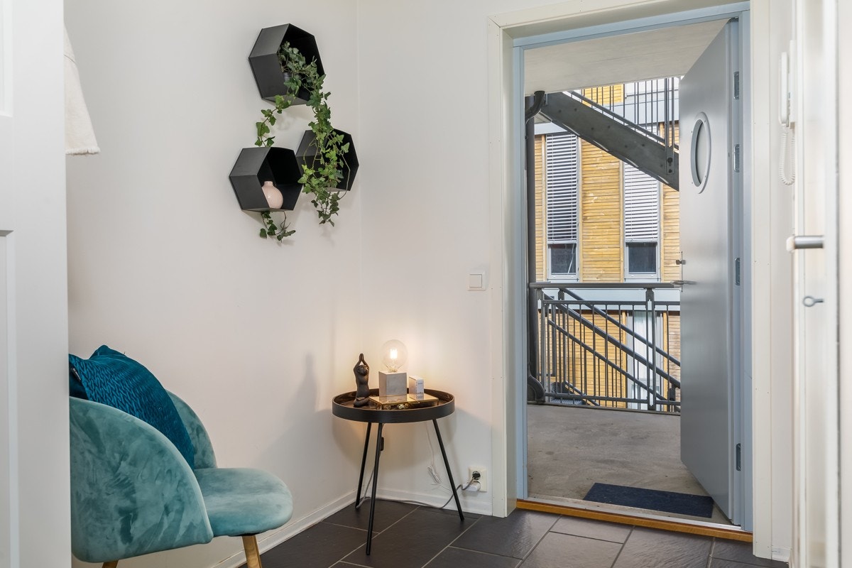 Leiligheten ligger i byggets tredje etasje og har adkomst via svalgang. Galleribilde