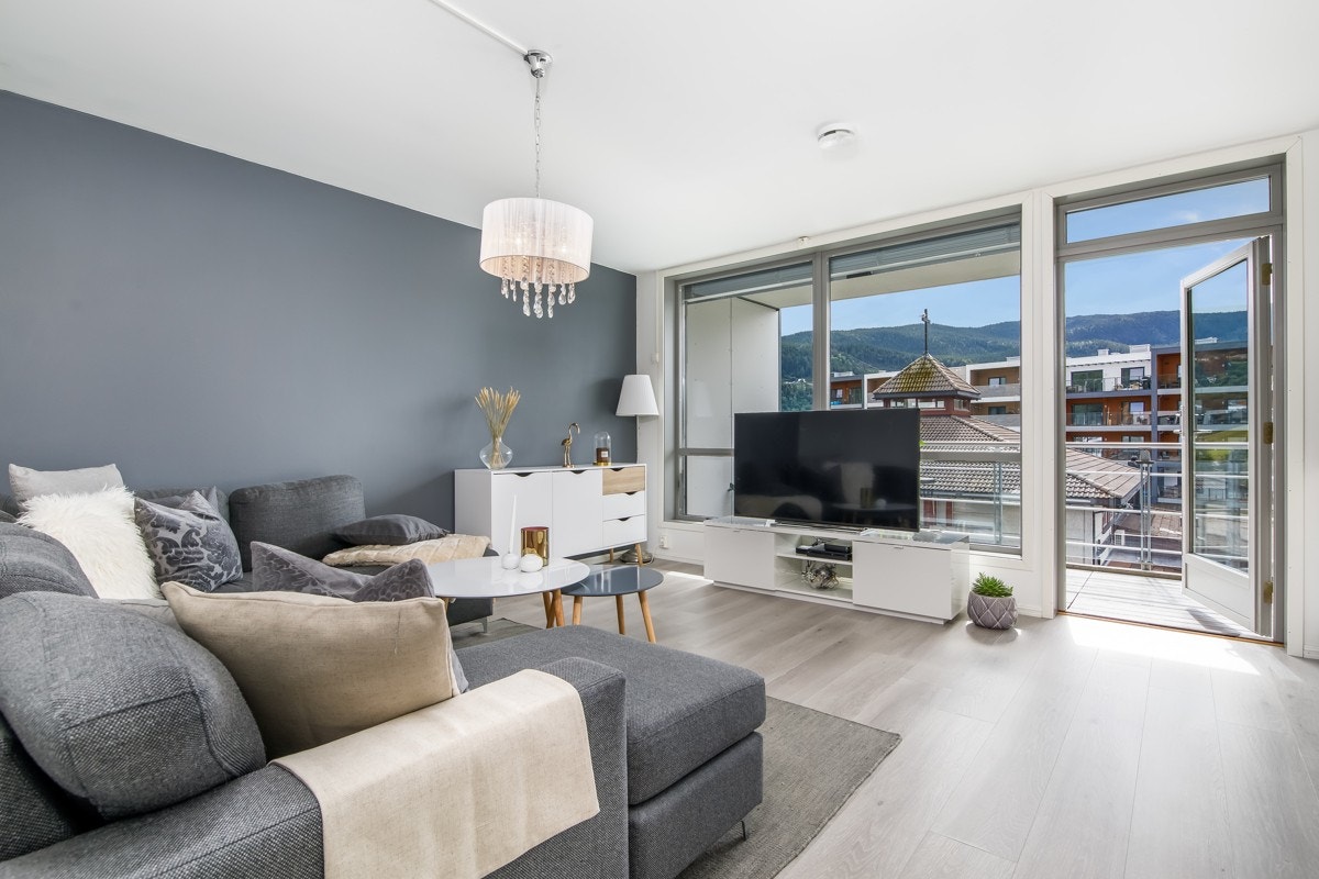 Stuens endevegg har stor vindusflate som sikrer rikelig med naturlig lys. Galleribilde