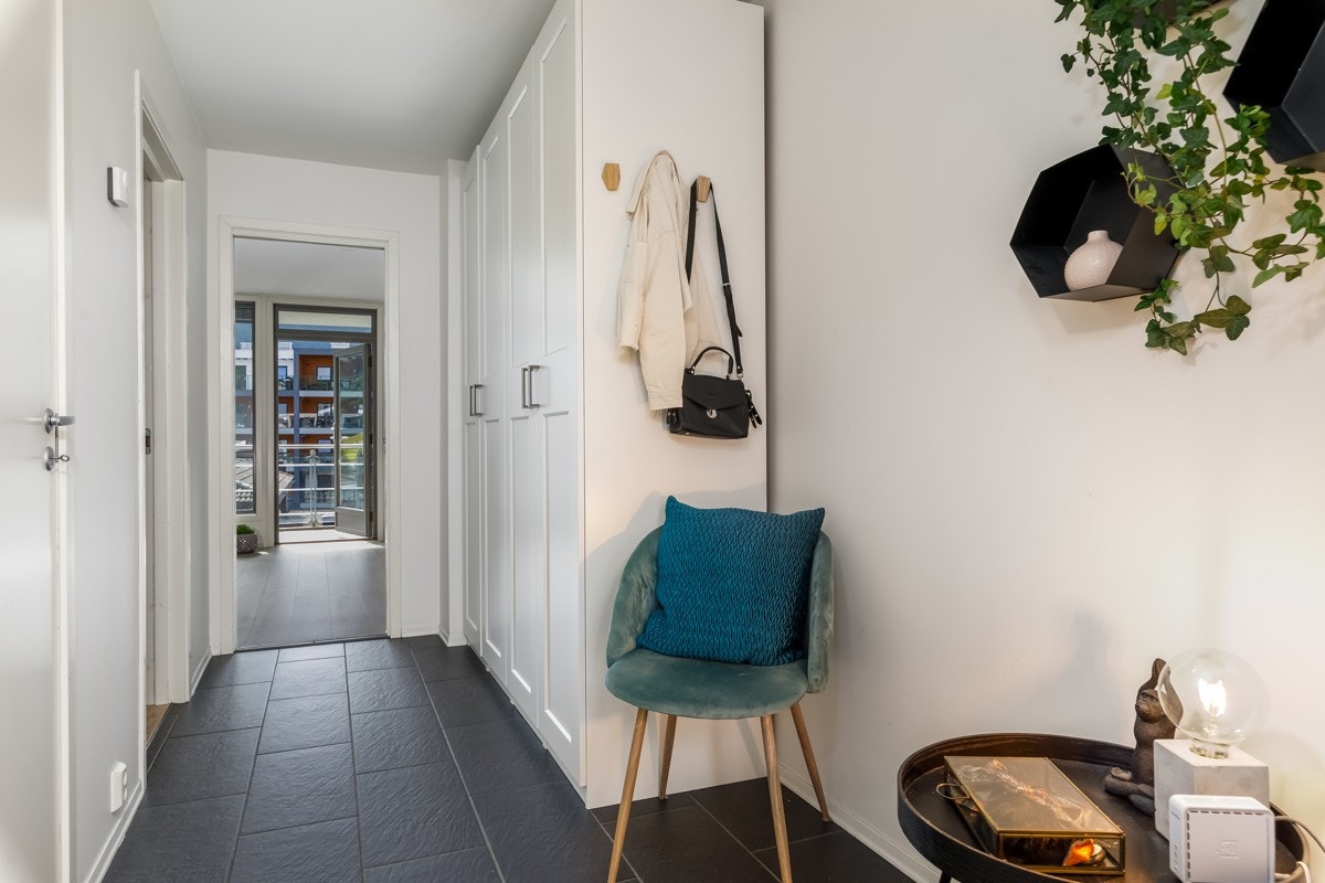 I entreen er det flere hvite garderobeskap. Galleribilde
