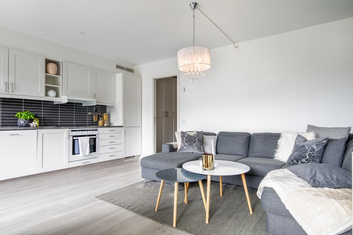 Kjøkkeninnredningen ligger i vellykket åpen løsning med stuen. Galleribilde