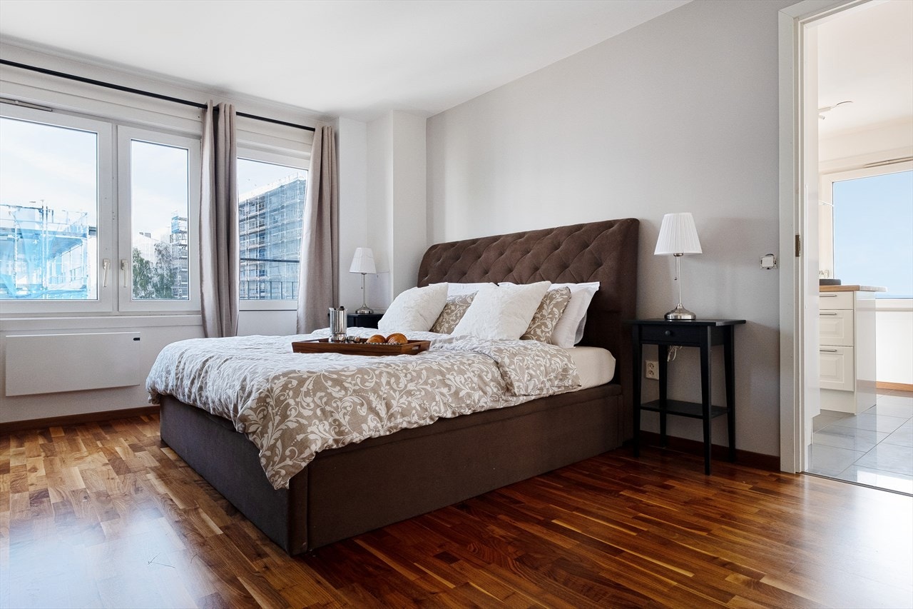 Plass til dobbeltseng og nattbord. Galleribilde