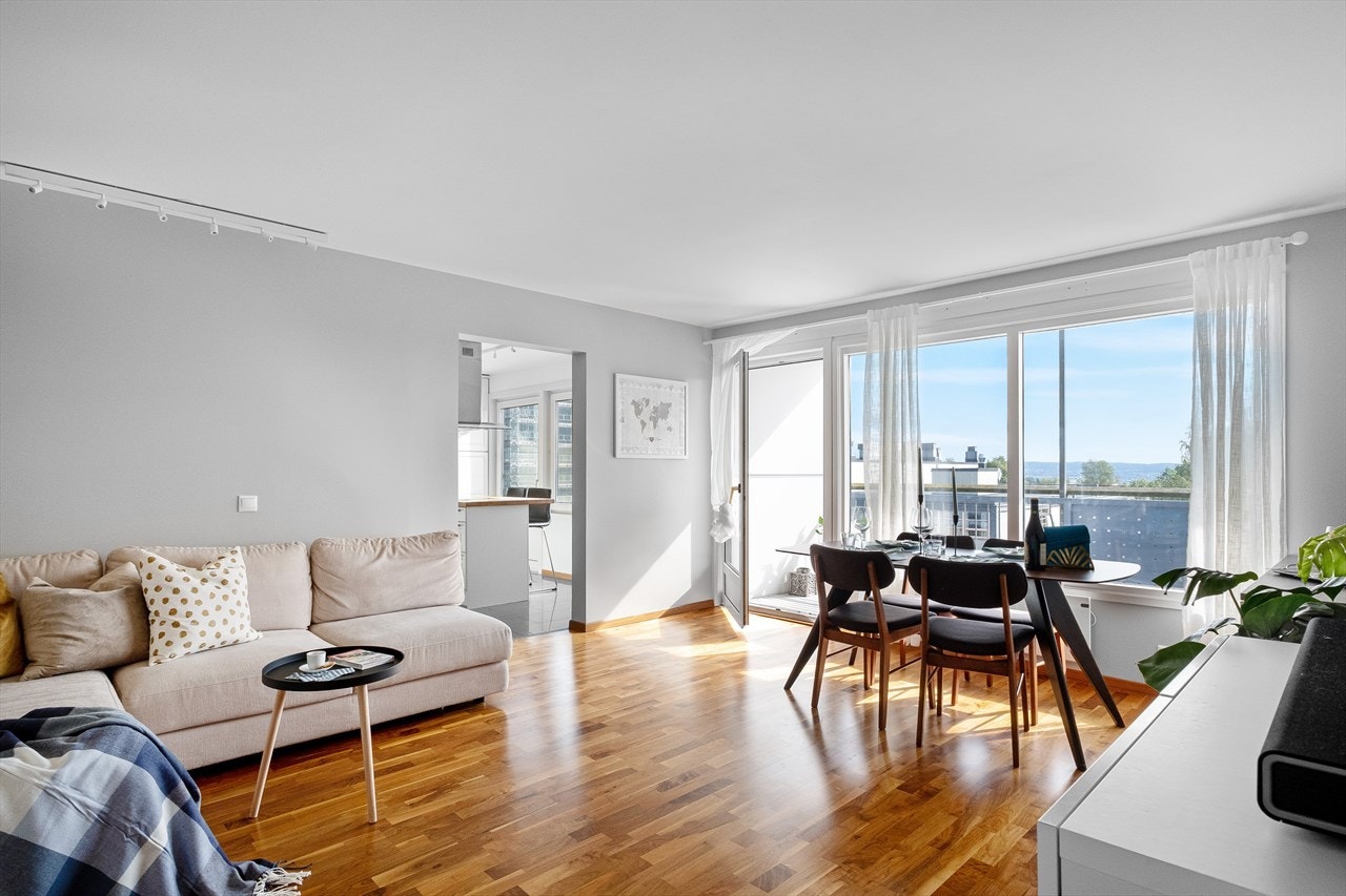 Stue i lyse og delikate farger med plass til sofagruppe og spisebord. Galleribilde