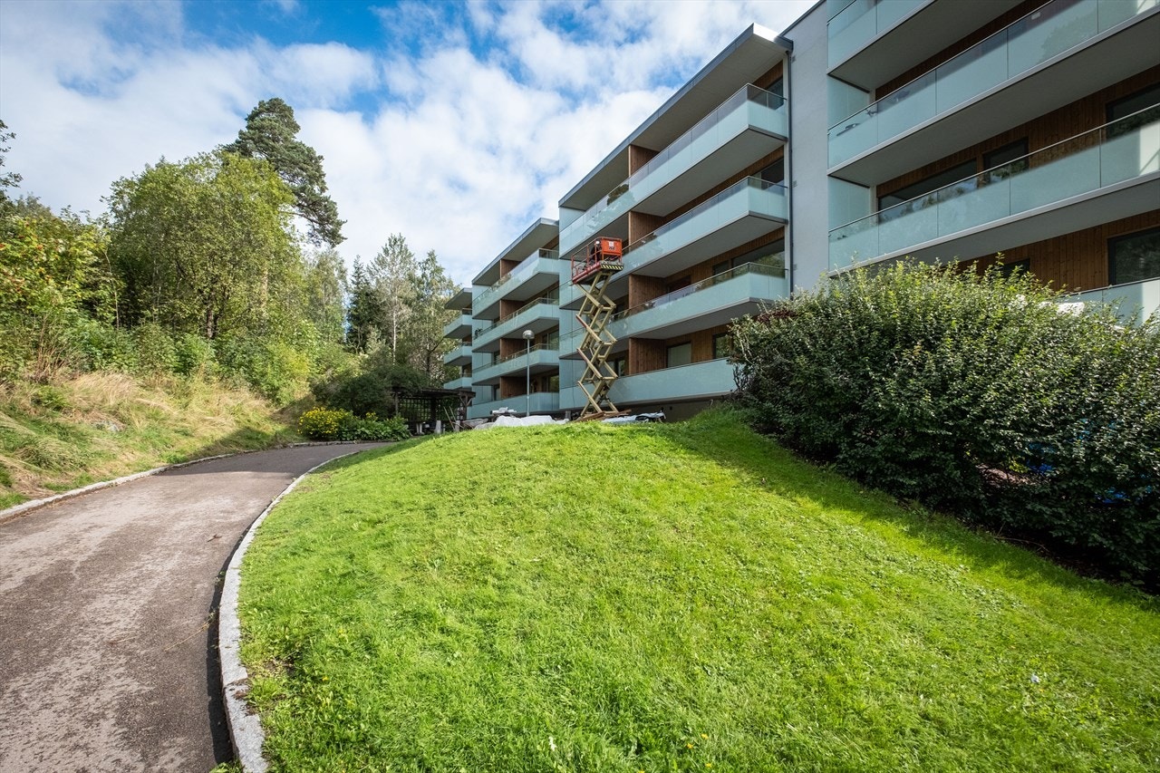 Fasade av blokk i brl. som er ferdigstilt med nye balkonger, etterisolering av vegger og tak mv. Galleribilde