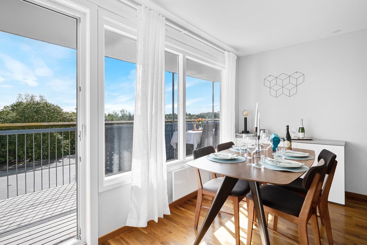 Lys og fin spisestue med plass til godt langbord og fint fritt utsyn. Galleribilde