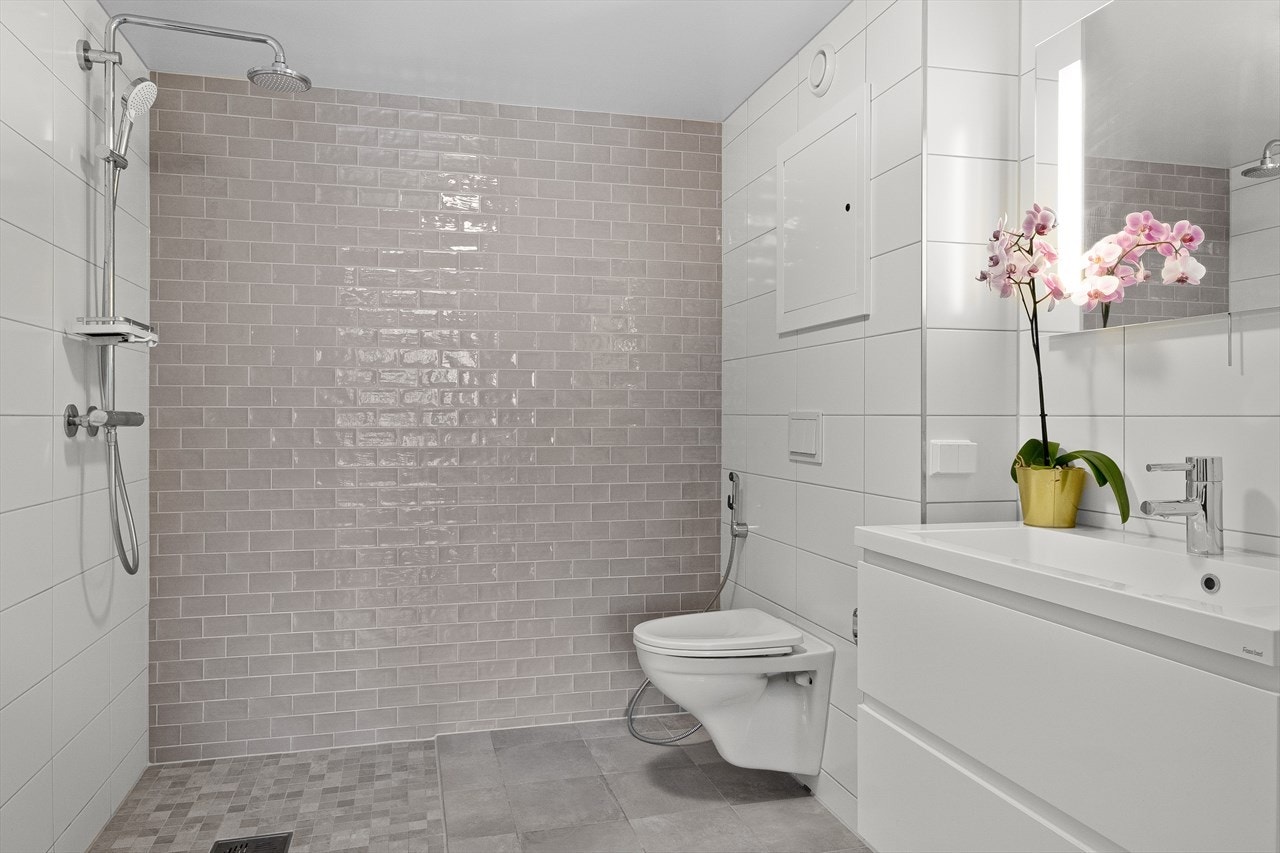 Lekkert bad med nytt sluk, membran, ny innredning, fliser mv. Det er bestilt dusjvegg, og denne vil bli montert før overtakelse. Konferer megler. Galleribilde