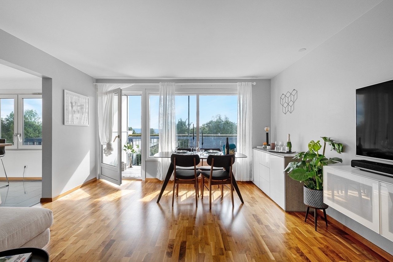 Fin 3-roms leilighet med store vindusflater, heis, garasjeplass og solrik balkong. Galleribilde