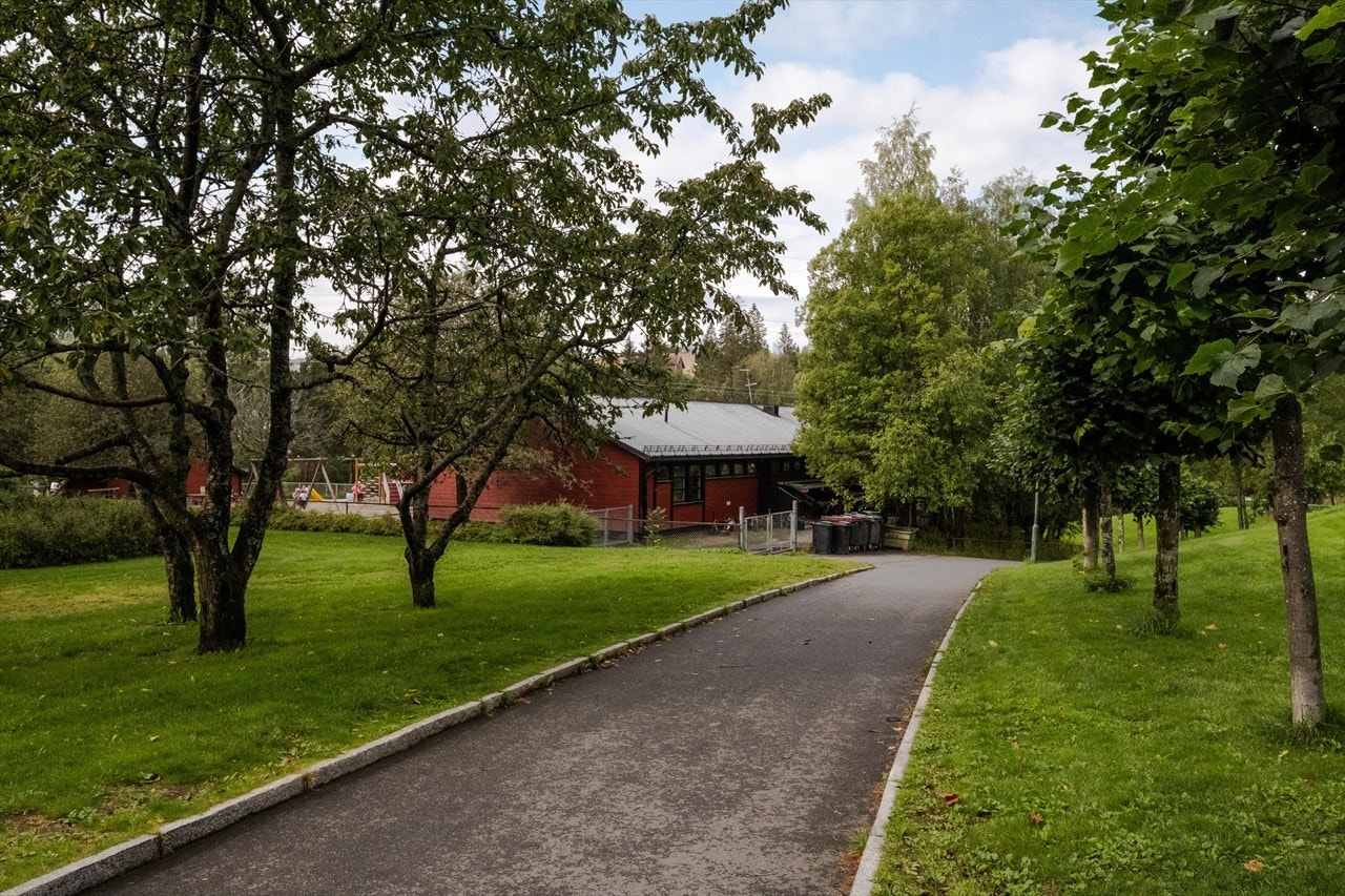 Området kan by på flere barnehager, og eiendommen ligger naturskjønne og barnevennlige omgivelser. Galleribilde