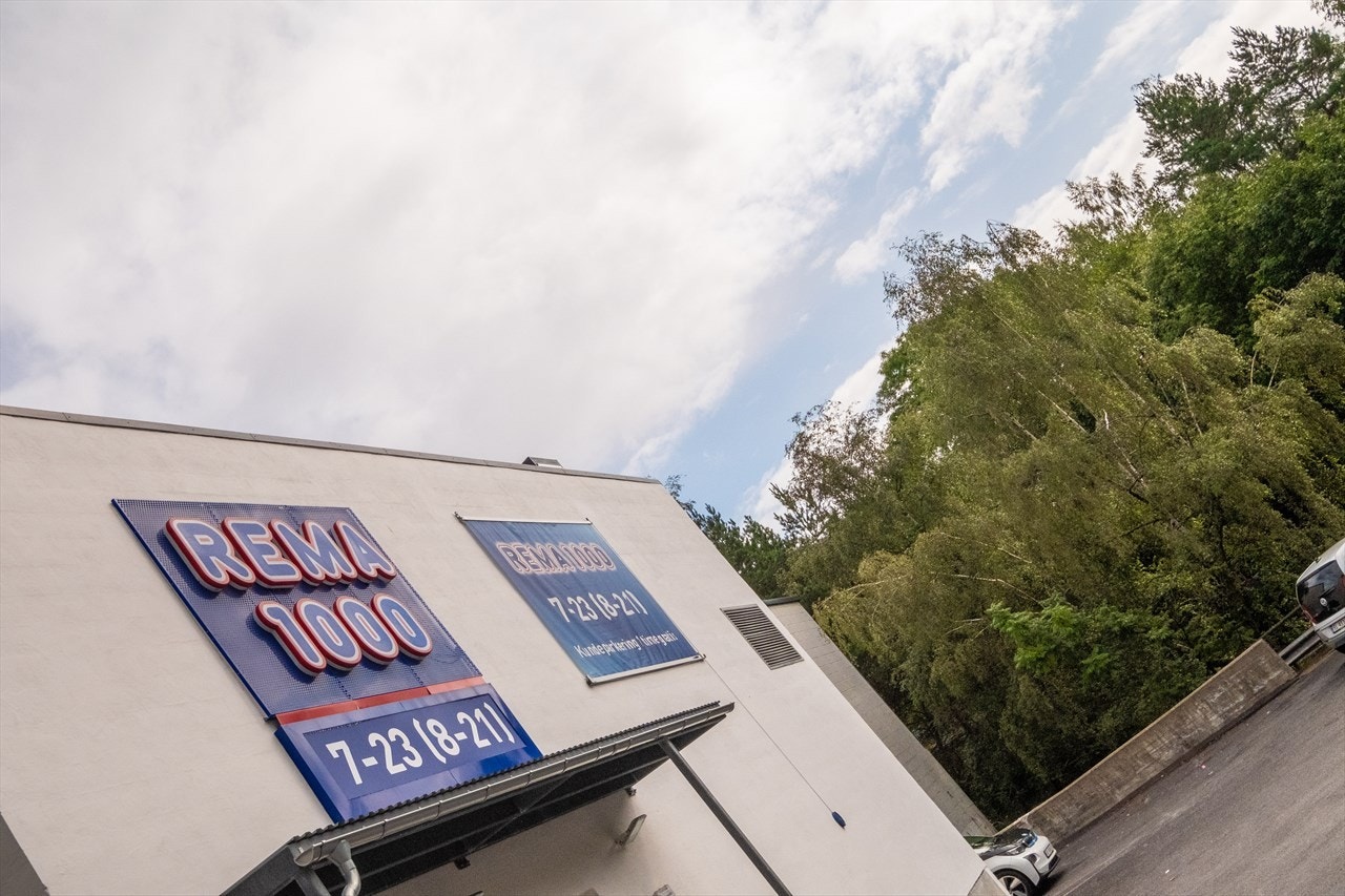 Ca. 5 min. gange til Rema 1000 - for et bredere servicetilbud er Røa sentrum ca 10 min gange unna, her finner man bl.a. Røa senter, treningssenter mm. Galleribilde