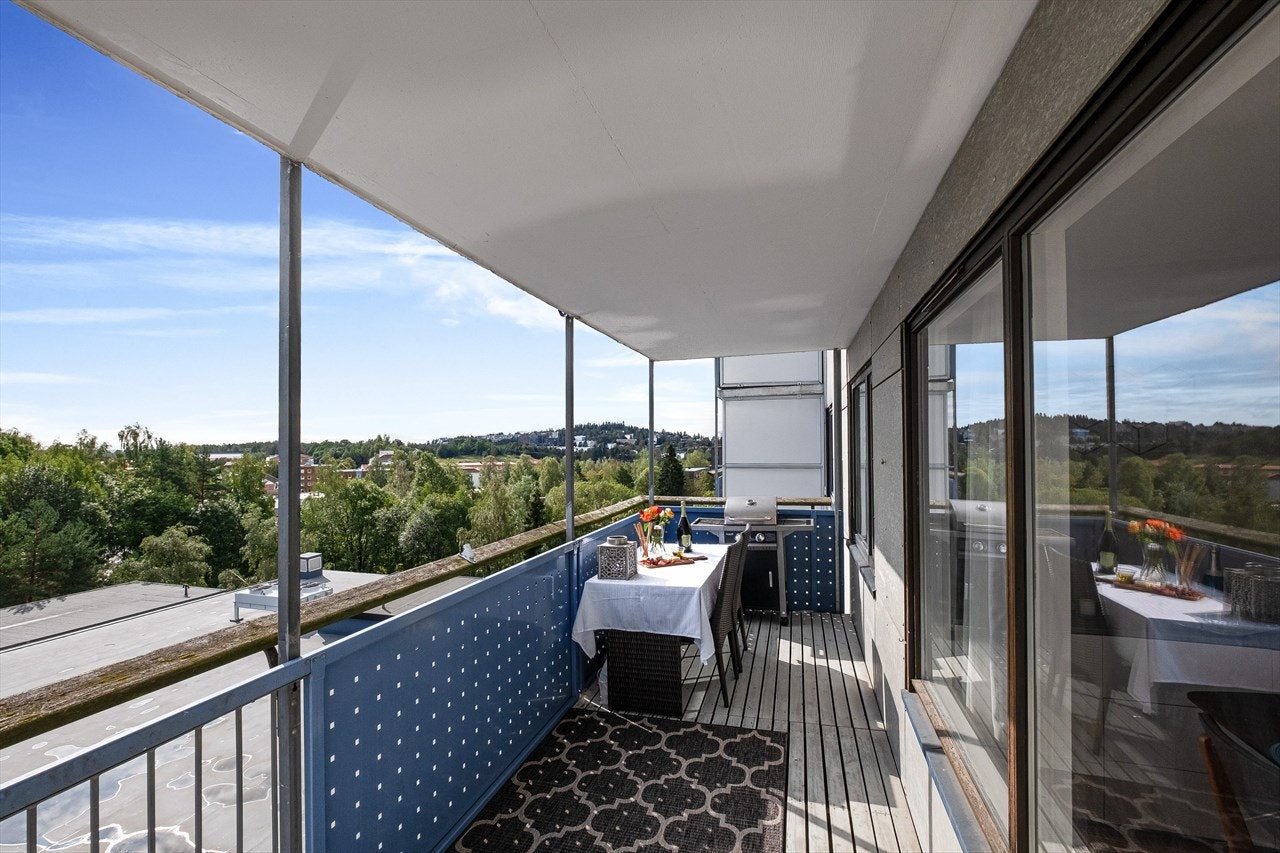 Stor balkong med plass til sittegruppe og grill. Balkong og fasade er under rehabilitering, se mer info i prospekt. Galleribilde