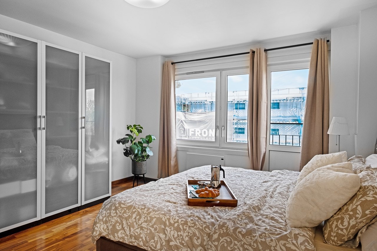 Stort hovedsoverom med god garderobeløsning, fransk balkong og inngang til eget bad. Galleribilde