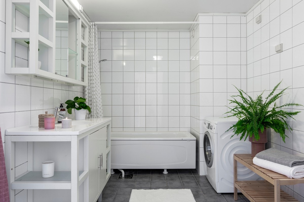 Badet er stort og ble pusset opp i 2008 med blant annet nye fliser Galleribilde