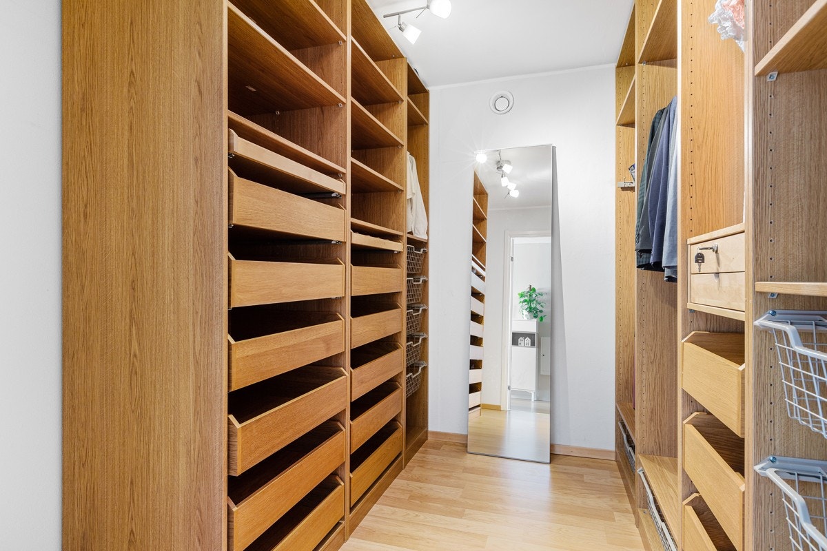 Omkledningsrom med veldig god plass Galleribilde
