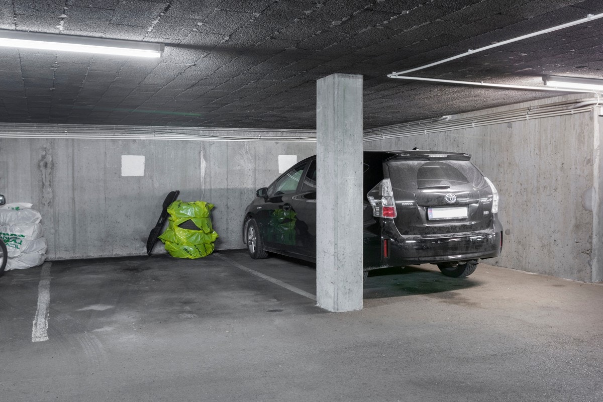 Det følger med parkeringsplass med mulighet for elbillader i felles garasjekjeller. Galleribilde