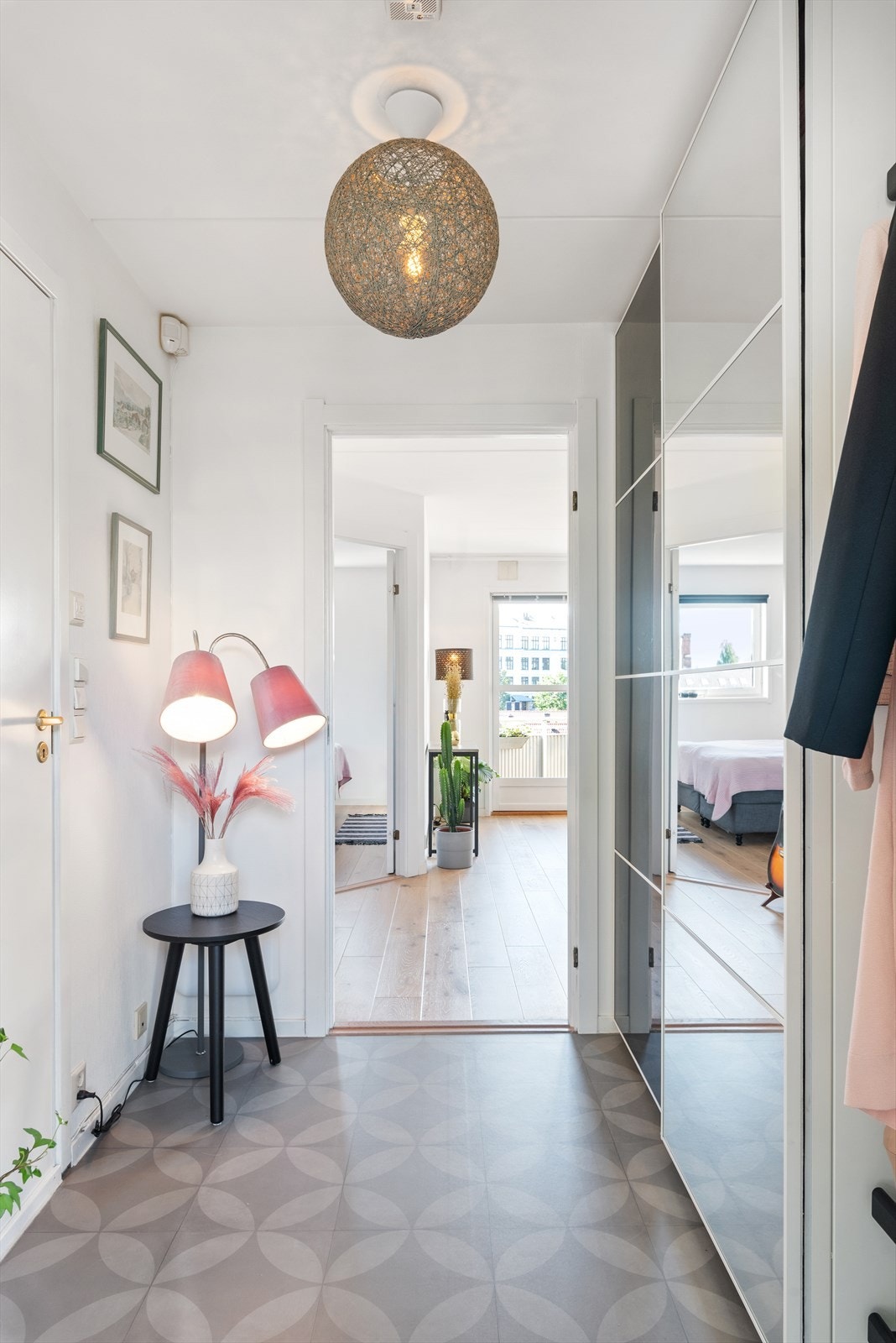 Velkommen inn! I Entreen er det god plass til oppbevaring av sko og yttertøy i en praktisk skyedørsgarderobe. Galleribilde