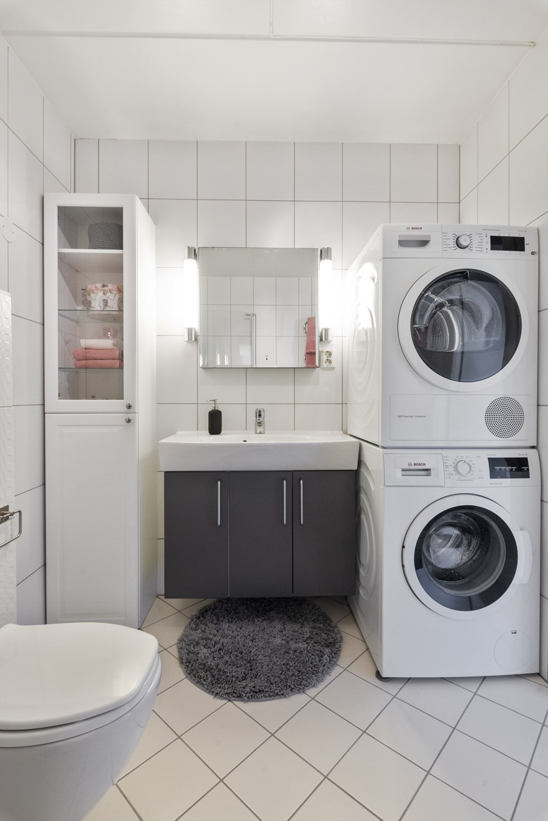 Lyst og pent bad. Badet er flislagt med gulv- og veggfliser. Galleribilde
