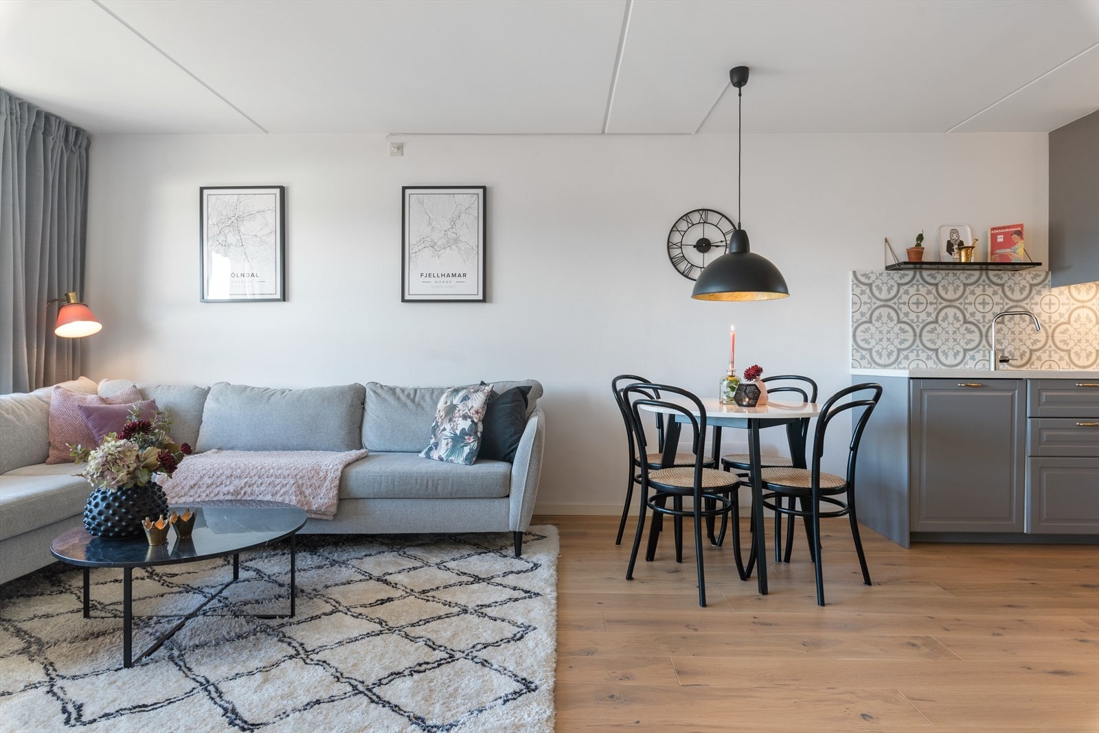 Stuen har plass til en hyggelig sofagruppe og TV-krok og annet ønskelig møblement. Galleribilde