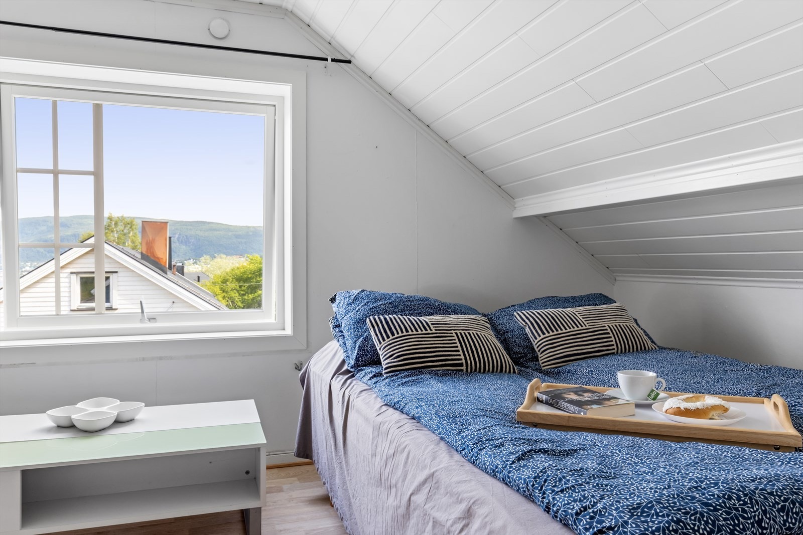 Flott utsikt inn mot Mo i Rana sentrum har man fra dette rommet. Galleribilde