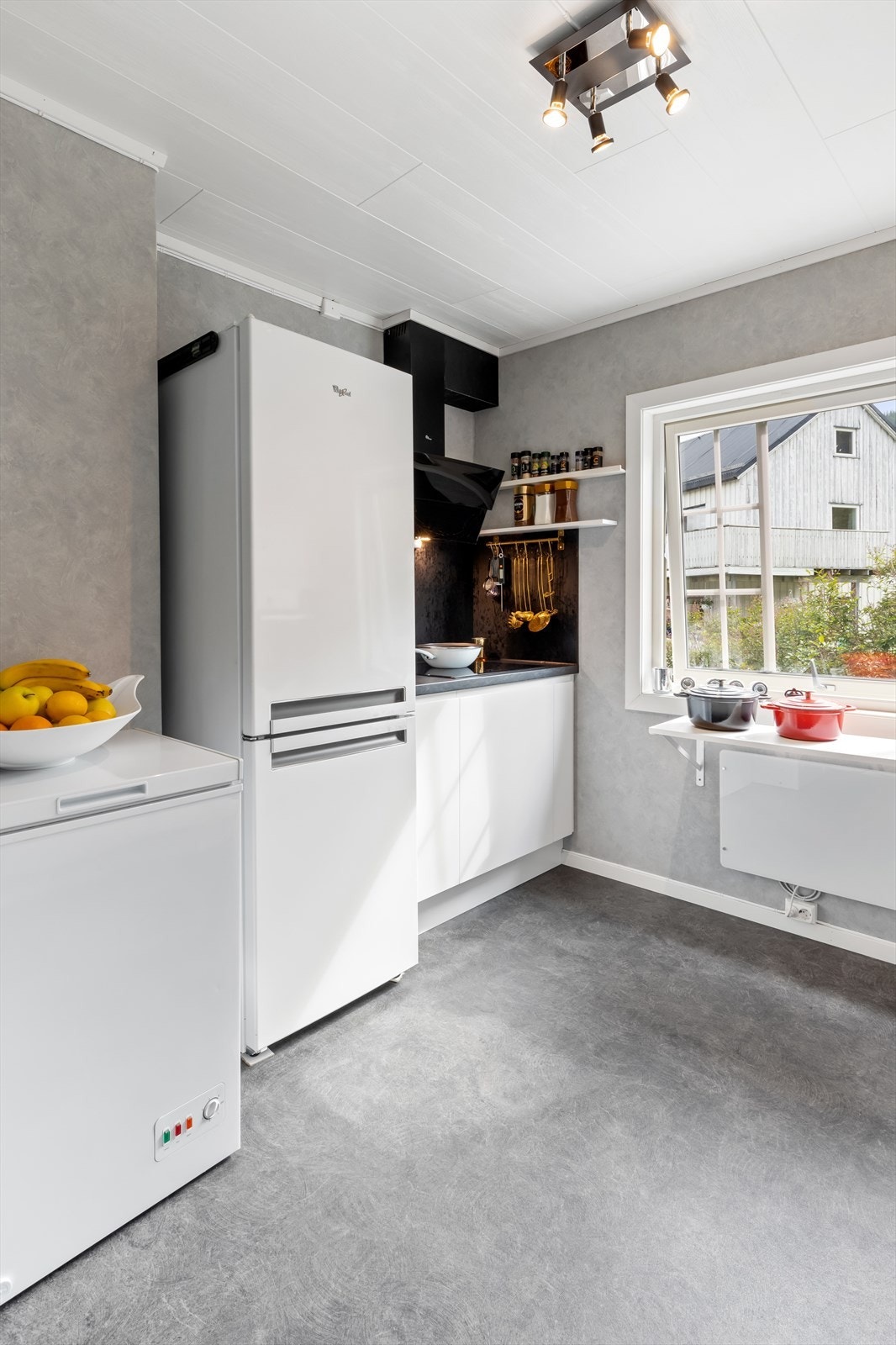 Kjøkkenet er totalrenovert mars 2019( ny innredning, skiftet vinduet, nytt gulv, ny himling, vannrør og el-anlegget) Galleribilde