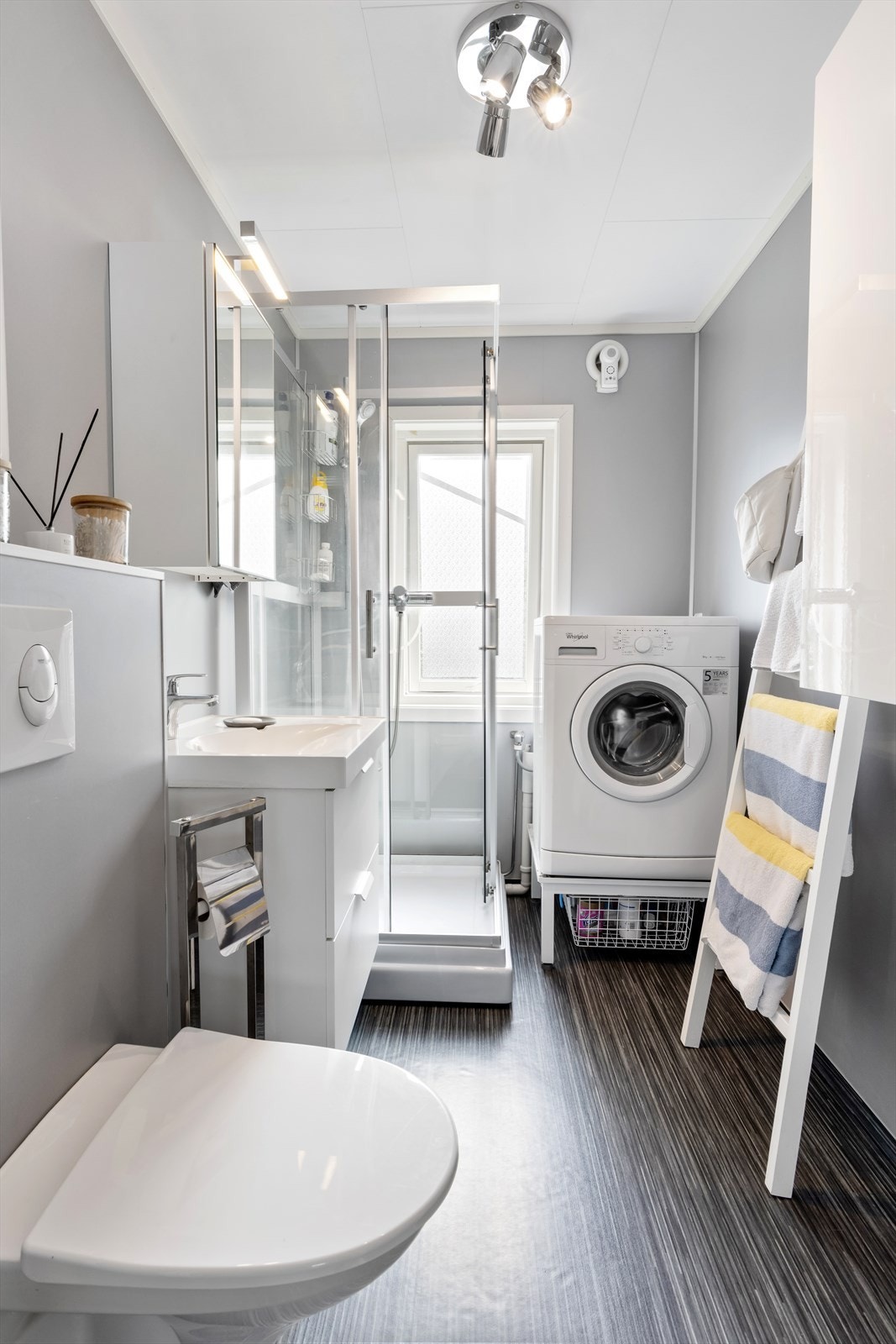 Baderommet er oppgradert og har vegghengt toalett, moderne baderomsinnredning og dusjkabinett. Galleribilde