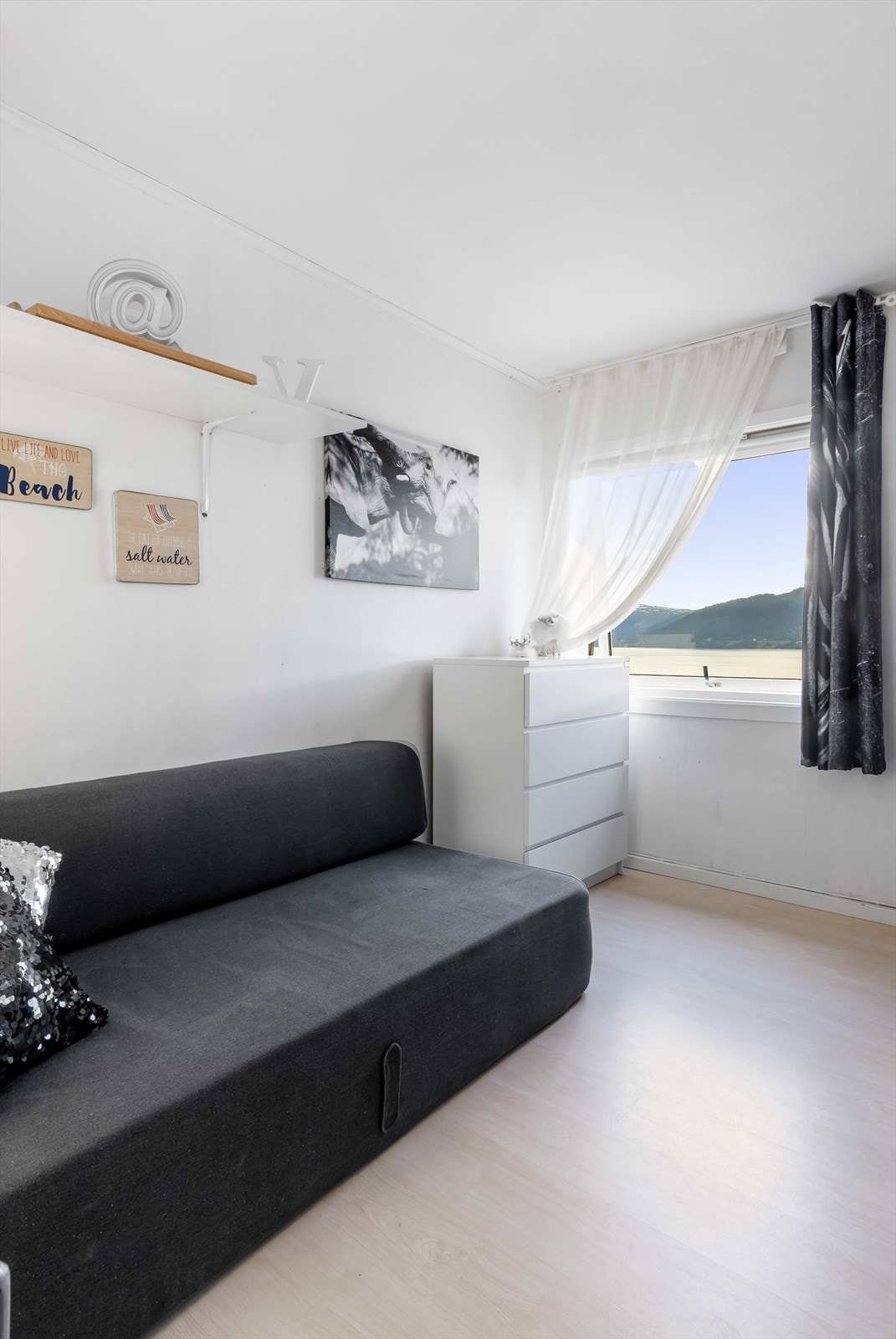 Soverom 2 er også av god størrelse og man har plass til seng med tilhørende møblement. Galleribilde