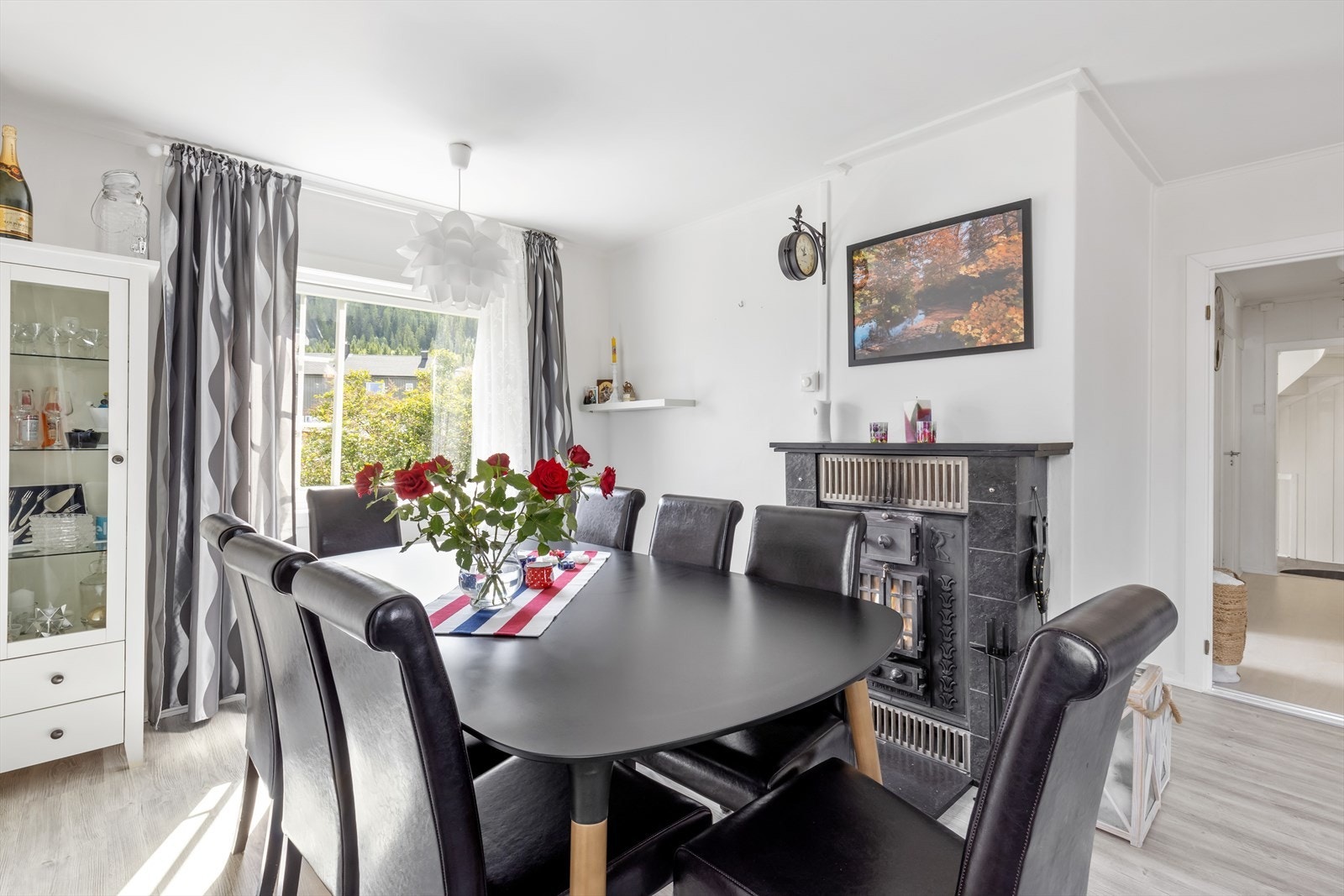 Tilbake inne i stuen har man plass til en romslig spisestue. Galleribilde