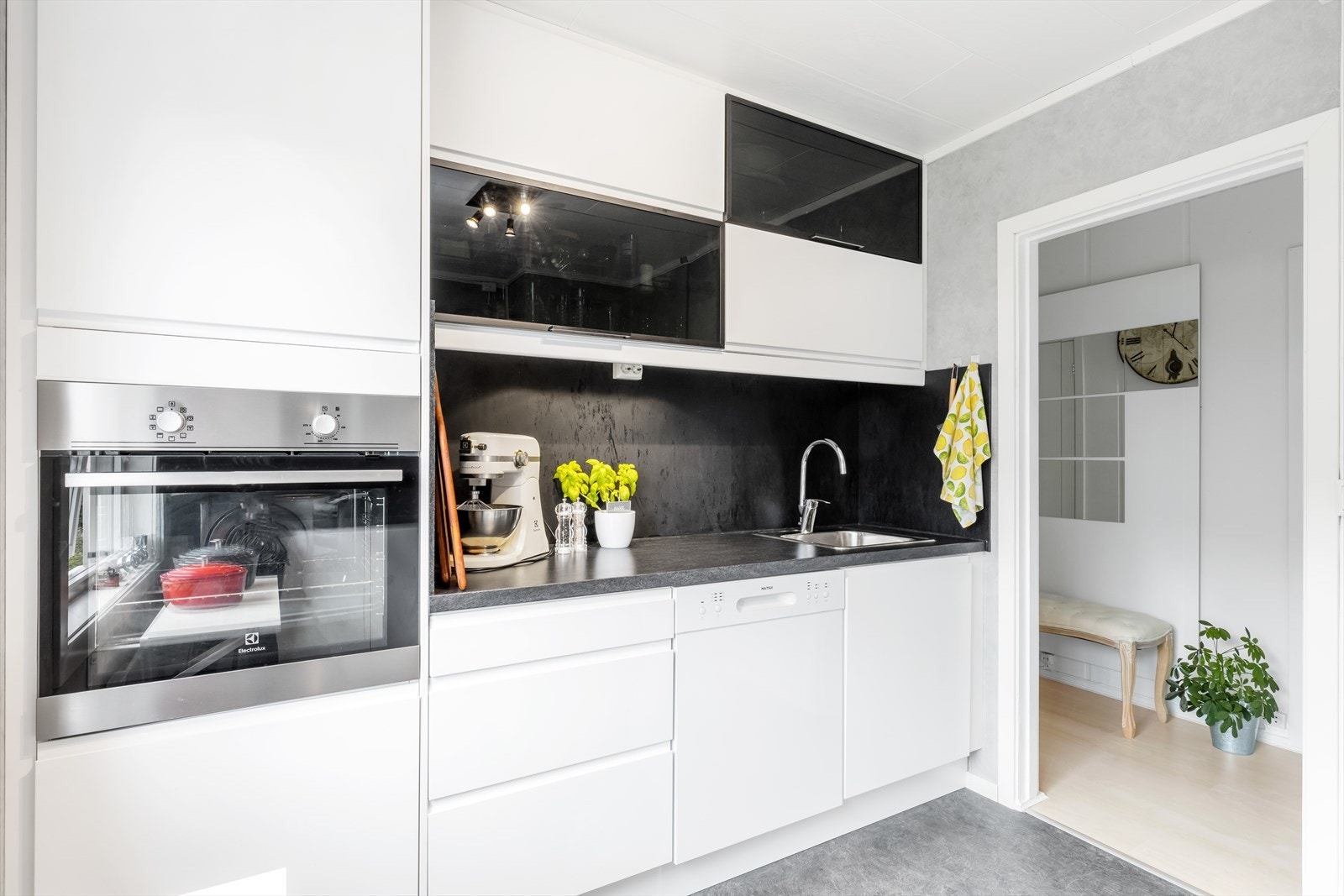 Kjøkkenet er oppusset i lekker og tidsriktige materialer. Det er en flott matt kjøkkeninnredning med grepløse fronter. Galleribilde