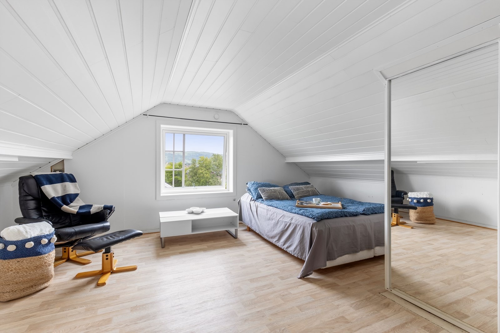 Det er god plass på loftet. Rommet er i dag innredet som soverom. Galleribilde