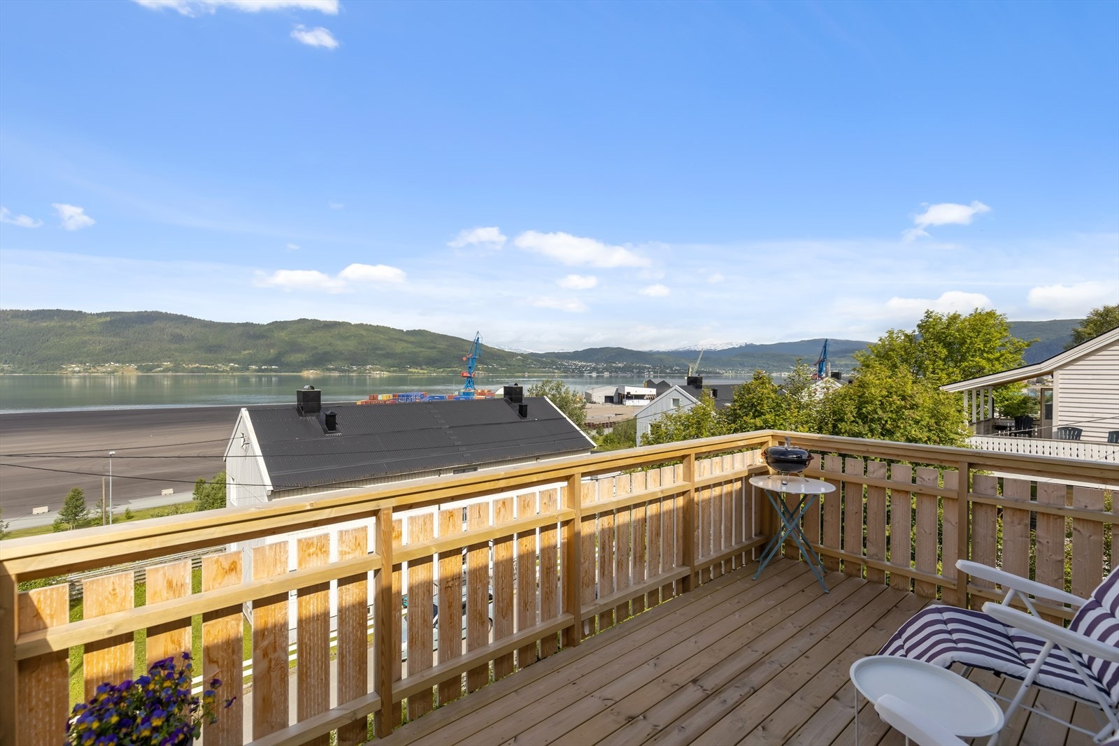 Fra stuen kan man tre ut på en veranda som nyter en flott utsikt med vakker fjordutsikt. Galleribilde