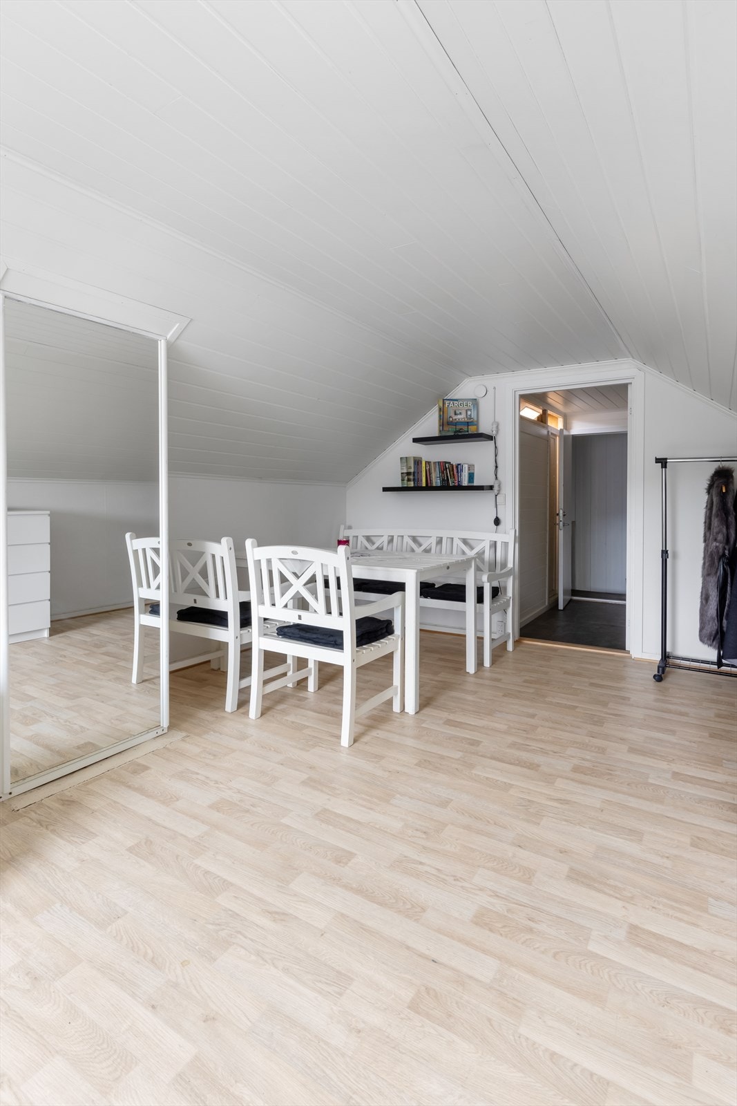 Det er innredet rom på loftet, dette er ikke byggemeldt og godkjent som soverom. Galleribilde