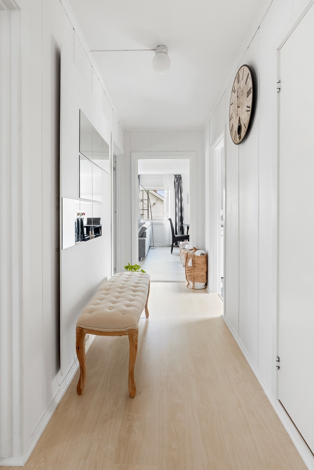 Opp trappen kommer man inn i et lyst og hyggelig inngangsparti. Galleribilde