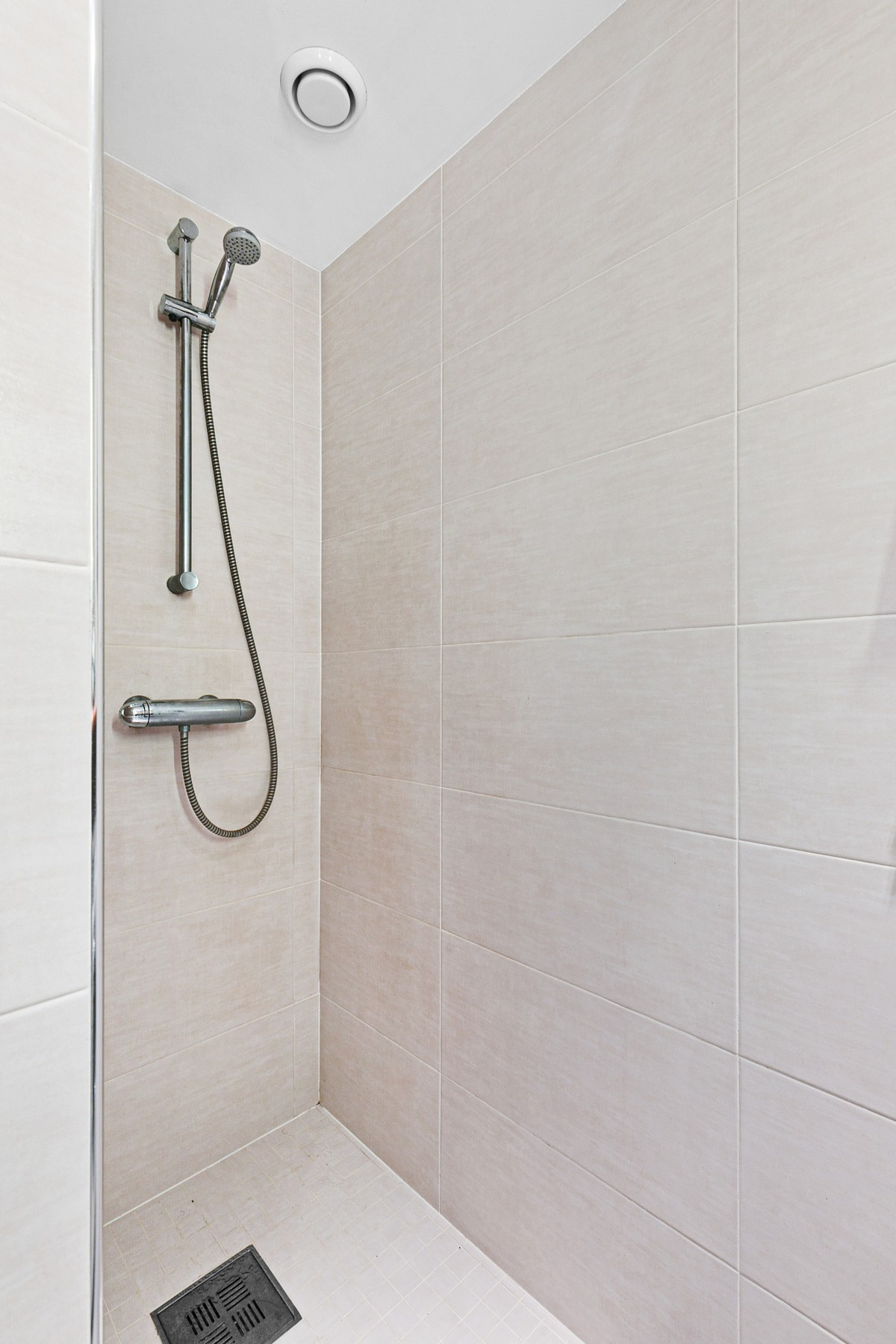 Badet er utstyrt med dusjnisje