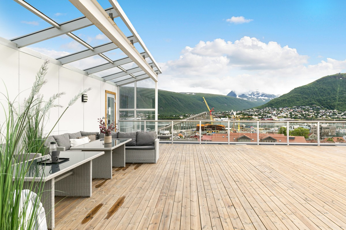 Leiligheten har tilgang til felles takterrasse - her har du 365 graders utsikt over "hele" Tromsø!