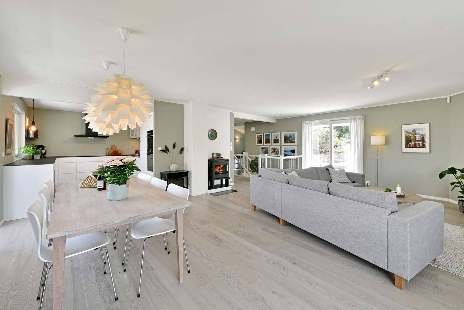 Stue - stor og lys stue - god plass til sofa og spisebord - peisovn som gir godt med varme Galleribilde