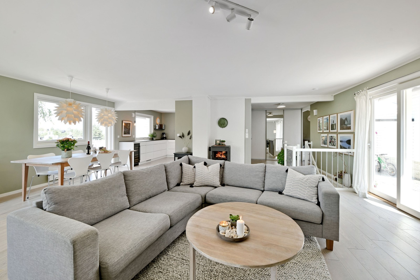 Stue - åpen stue med lys inn fra flere sider - utgang til to uteplasser - stuen er delvis utbygget i 2018 Galleribilde