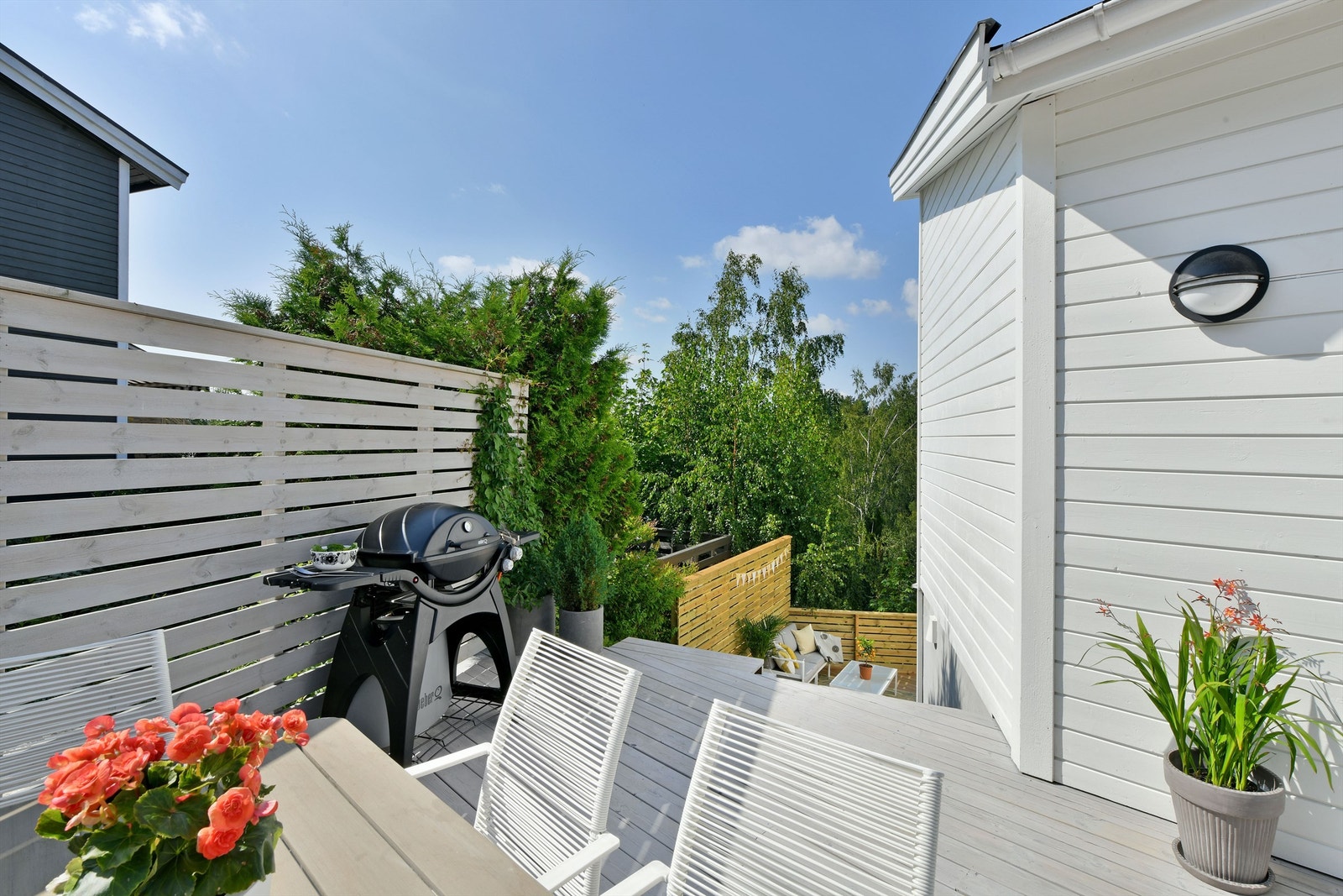 Terrasse - det er trapp ned fra uteplassen til terrassen som har adkomst fra underetasjen Galleribilde