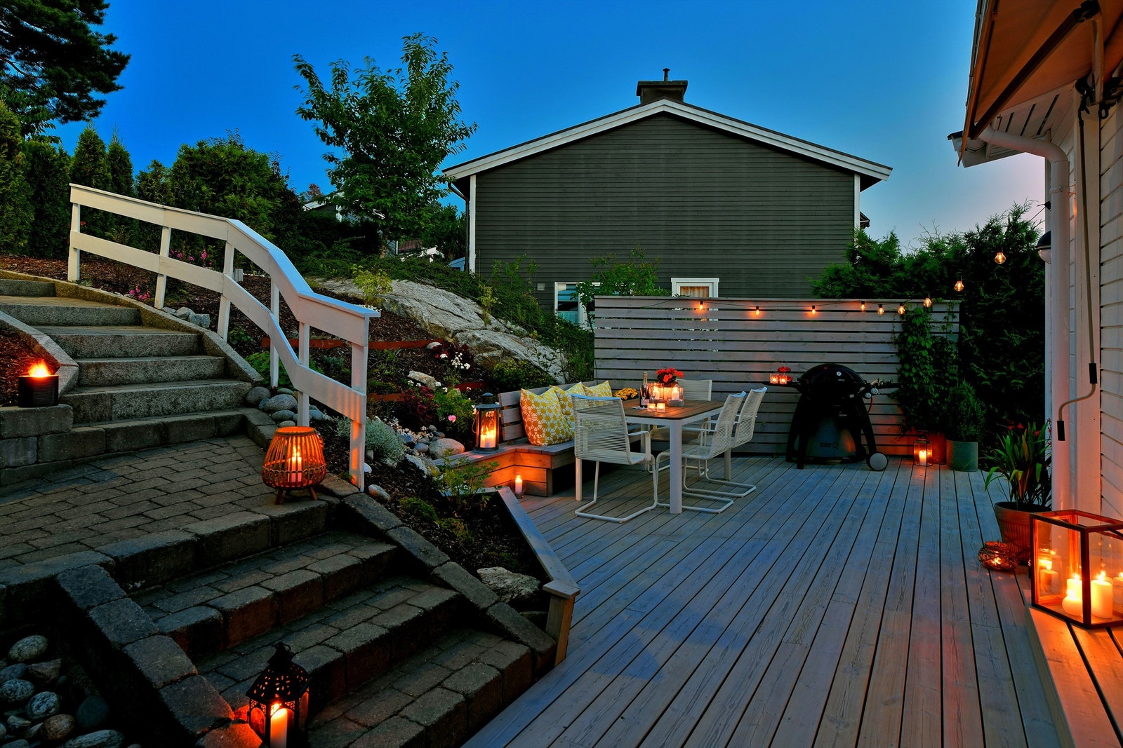 Terrasse - koselig stemning på uteplassen - fint sted å være på sene sommerkvelder Galleribilde