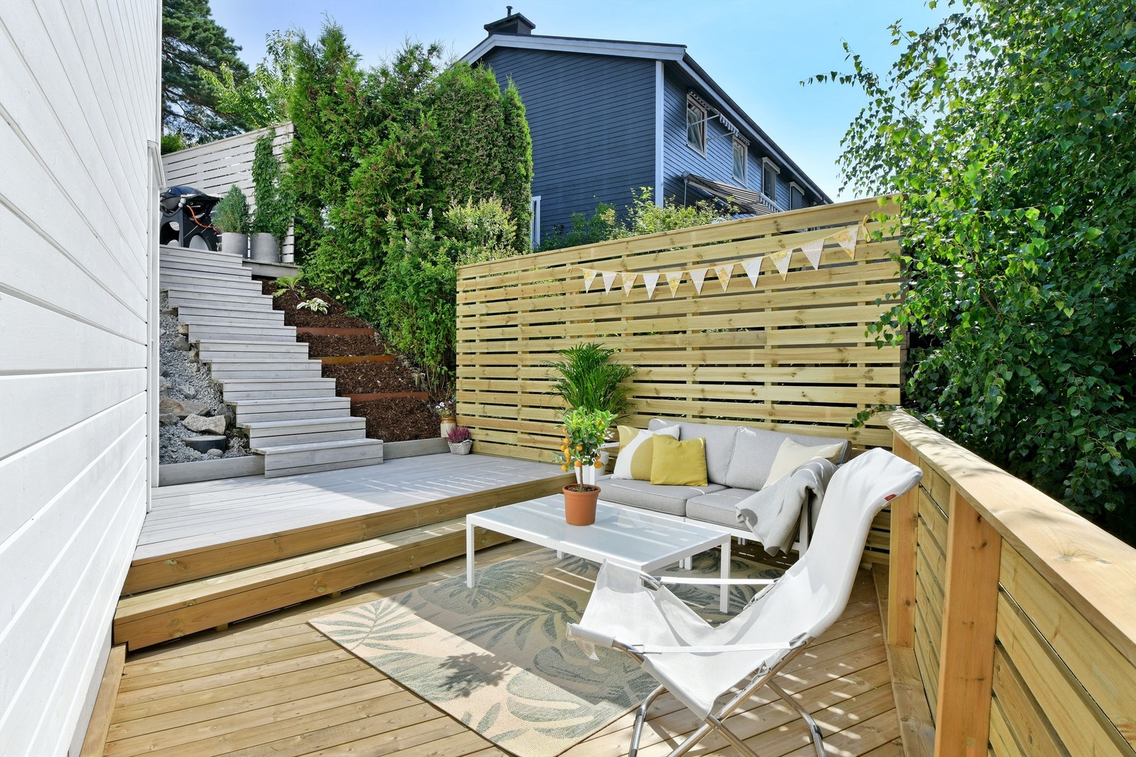 Terrasse - adkomst til terrassen i underetasjen via trapp fra uteplassen eller dør fra stuen i underetasjen Galleribilde