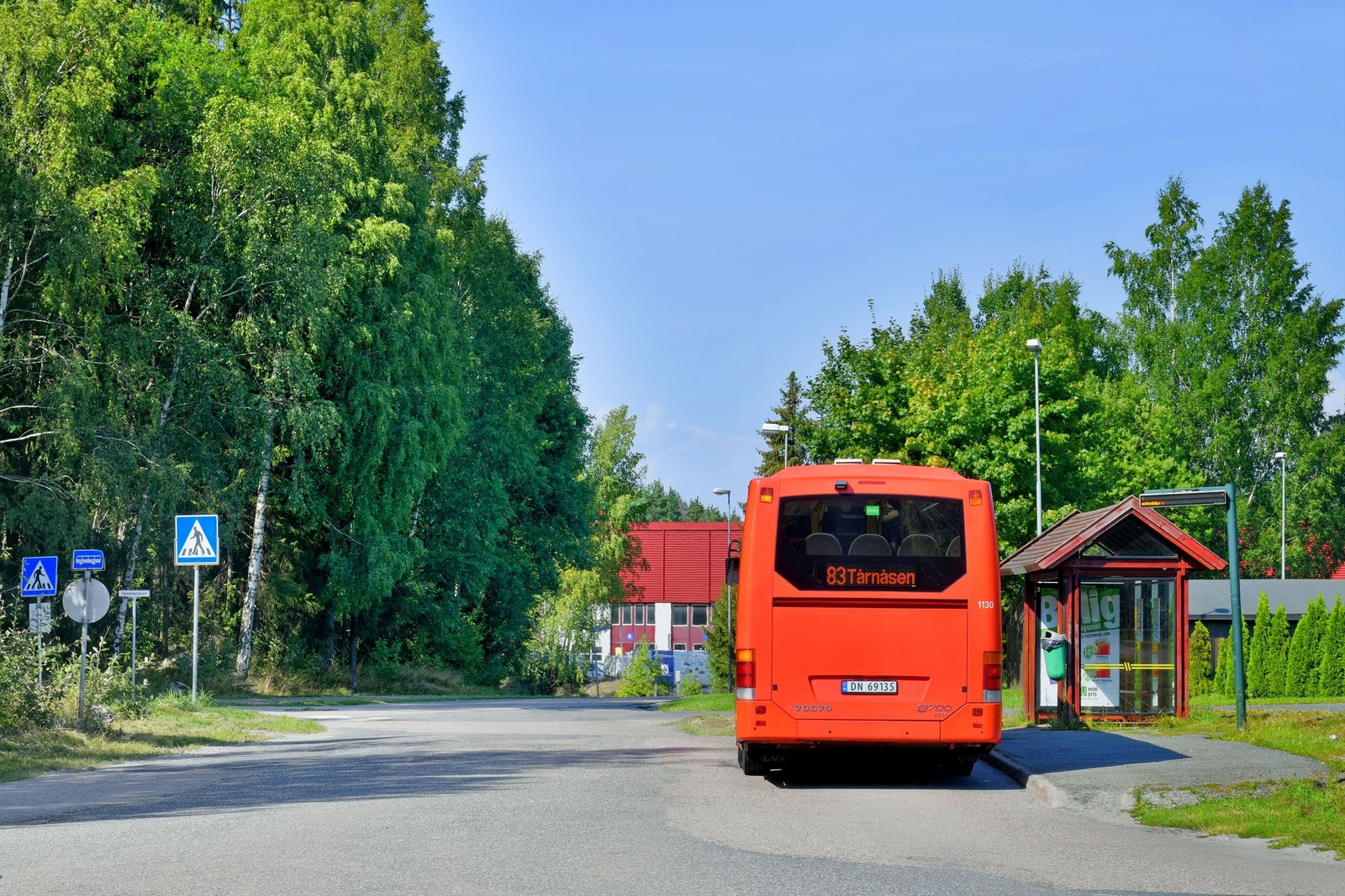 Ca 5 minutters gange til Mastemyr bussholdeplass med hyppige avganger til bl.a. Oslo sentrum (omkring 20 min. til Oslo S) - i rushtiden går bussen 4 ganger i timen både til byen på morgen og fra byen på ettermiddagen - nattbuss i helgene Galleribilde