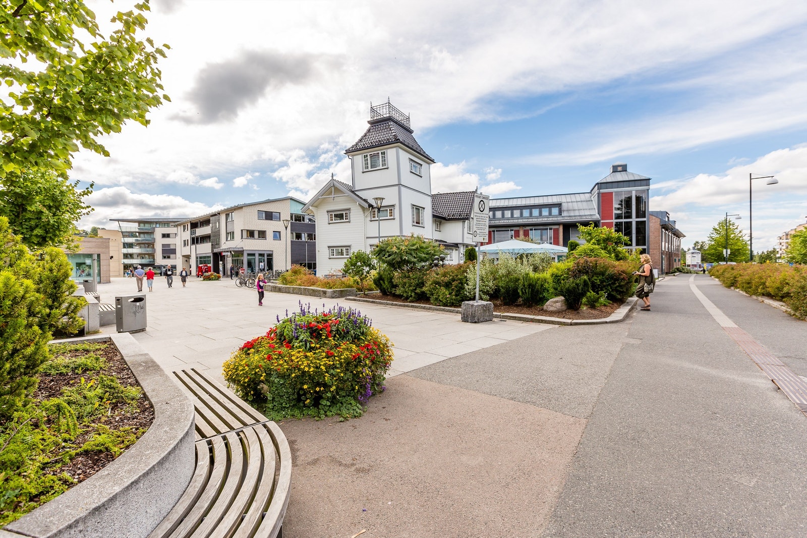 Kort gangavstand til Kolbotn sentrum med ca. 60 ulike forretninger, cafeer, restauranter, m.m. Galleribilde