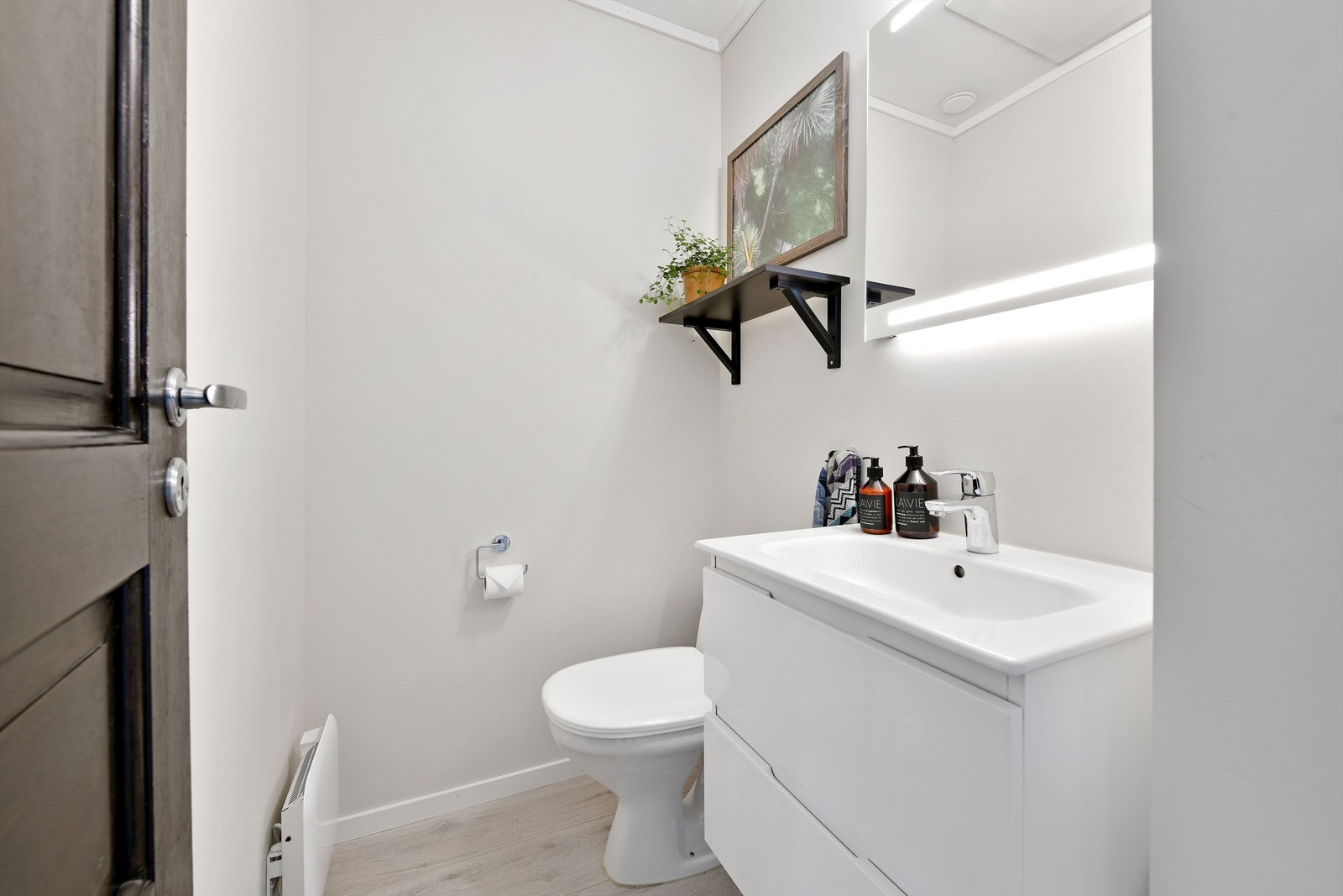 Separat WC - 1. etasje - lite separat toalettrom med laminatgulv Galleribilde