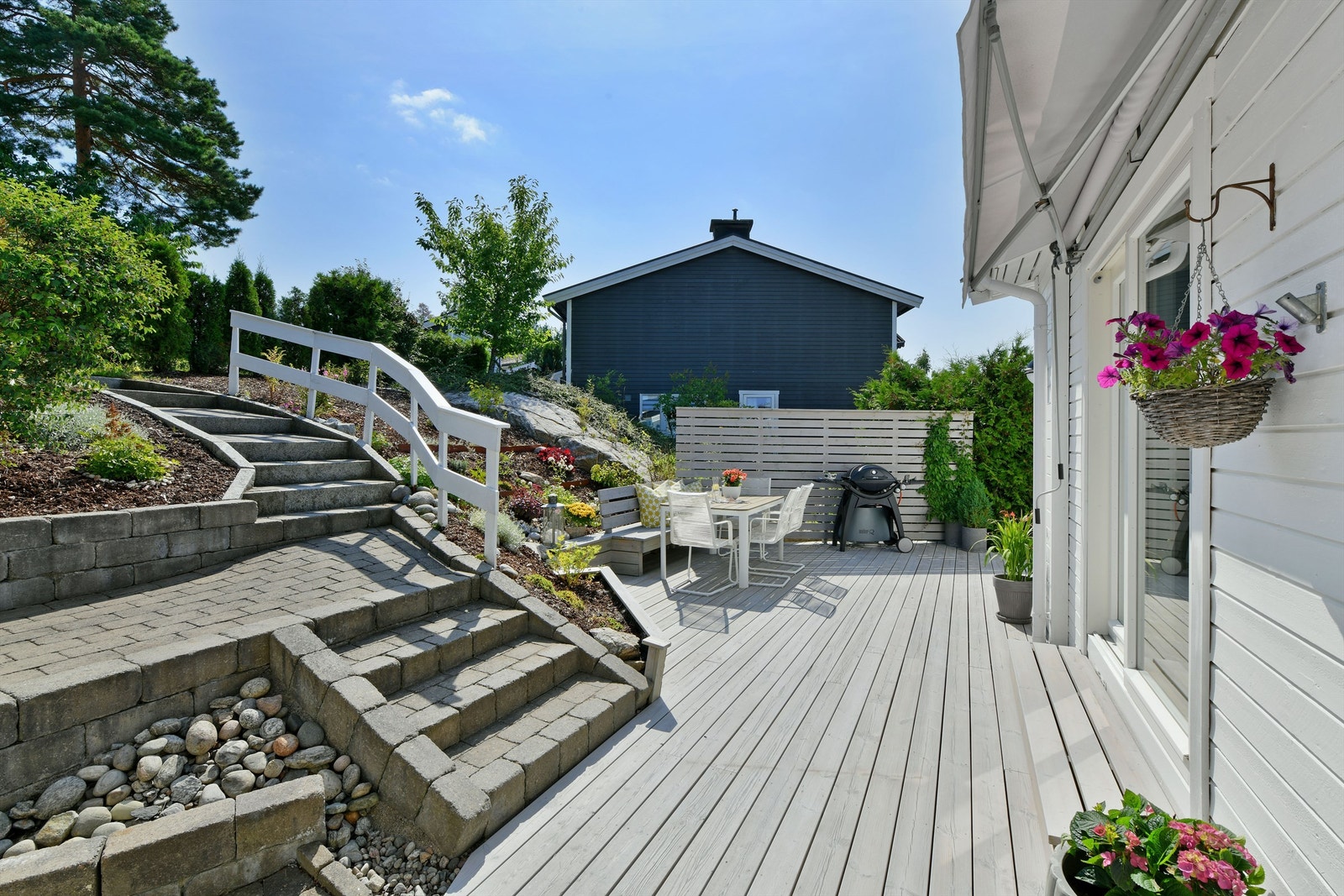 Terrasse - terrassen ved inngangspartiet ligger fint til med plass til både sittegruppe og grill - solrik uteplass Galleribilde