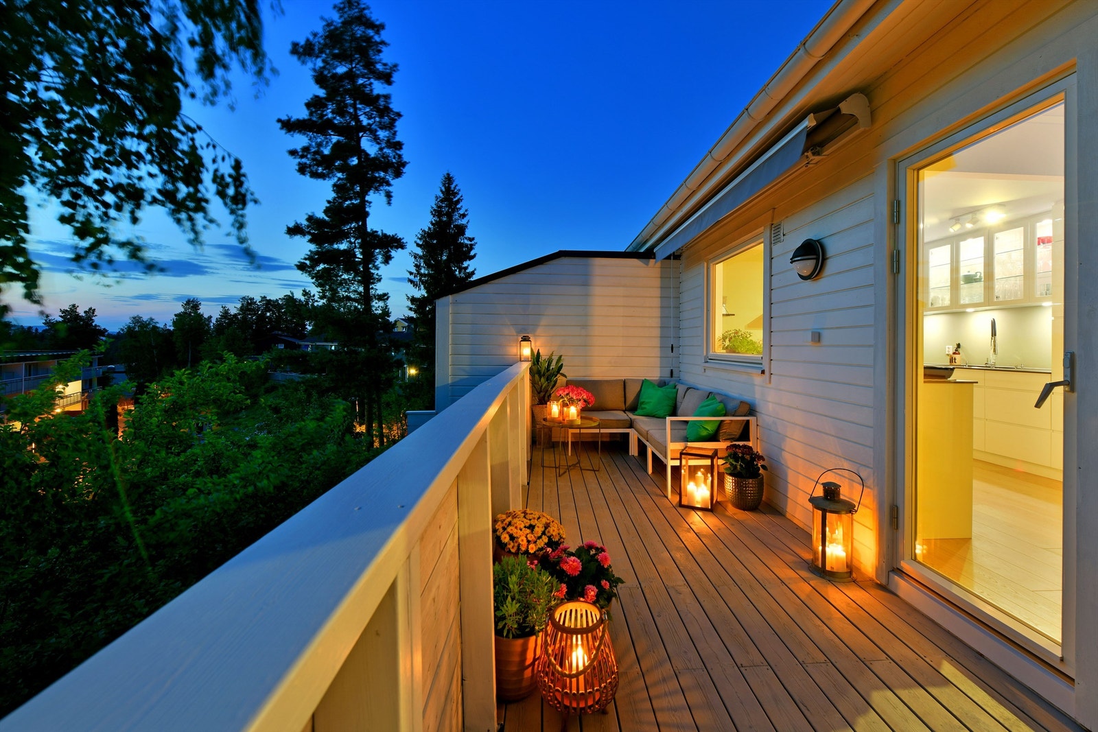 Terrasse - lite innsyn på terrassen - markise Galleribilde
