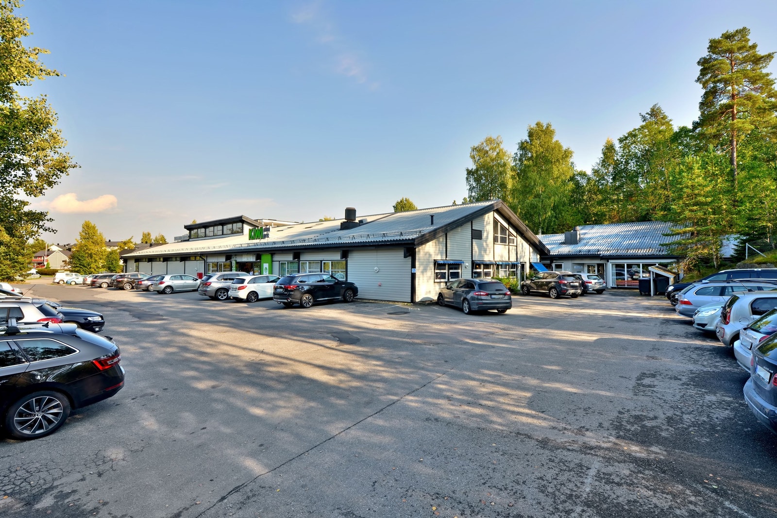 Trollåsen senter med blant annet Kiwi matbutikk (åpen kl. 8 - 22 alle dager unntatt søndag), frisør, legekontor og fysioterapeut Galleribilde