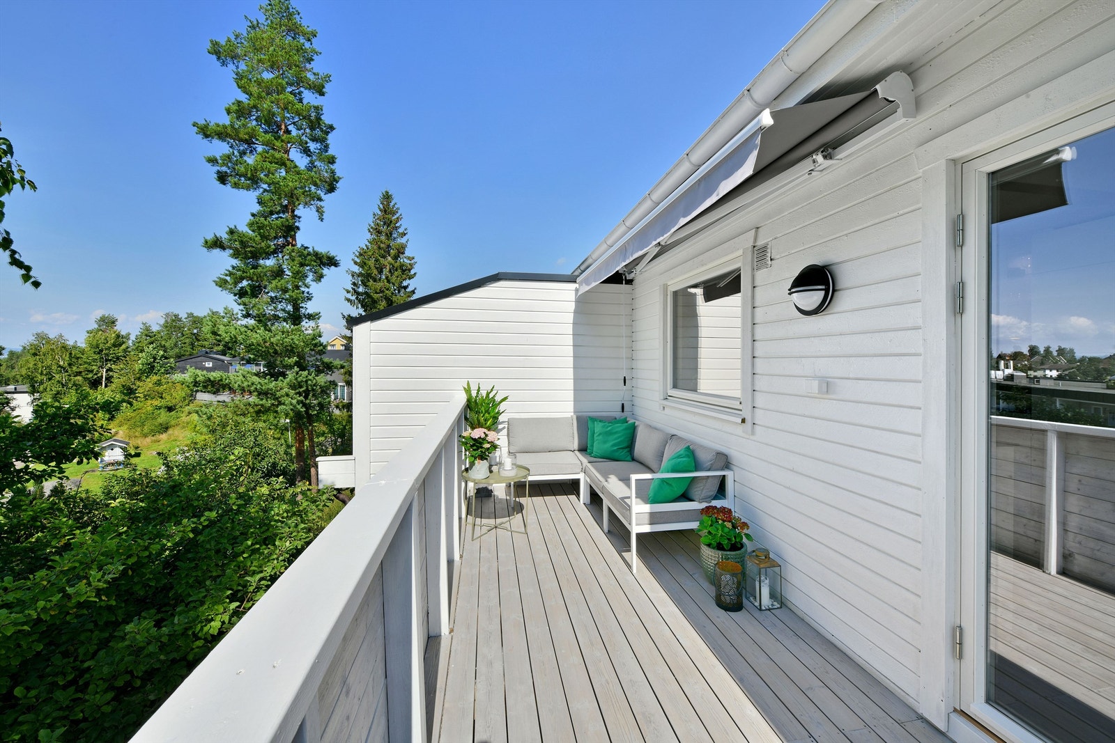Terrasse med adkomst fra stue - vestvendt terrasse med gode solforhold - plass til en liten lounge Galleribilde